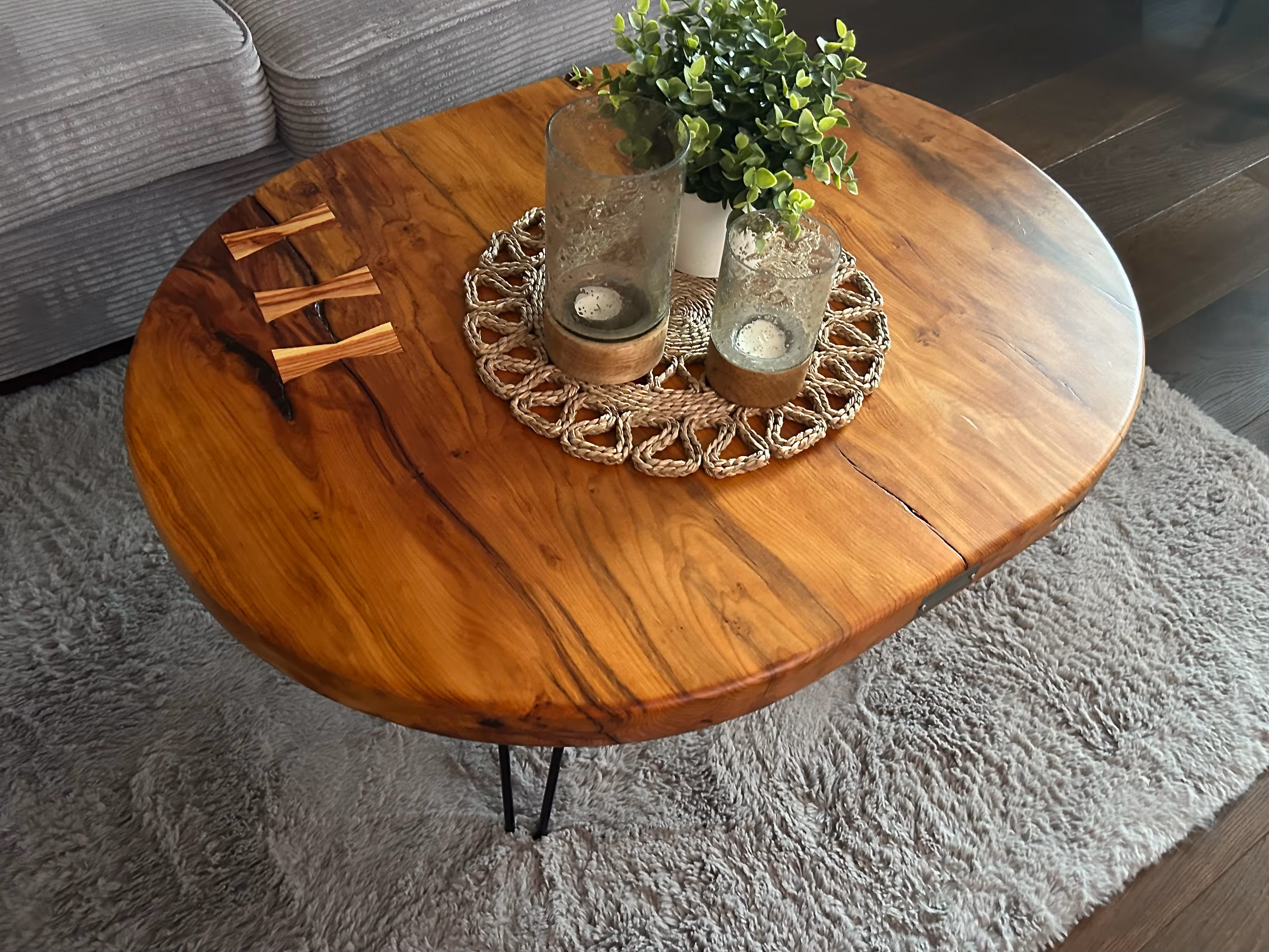 Exklusiver Couchtisch aus massiver Kirsche 