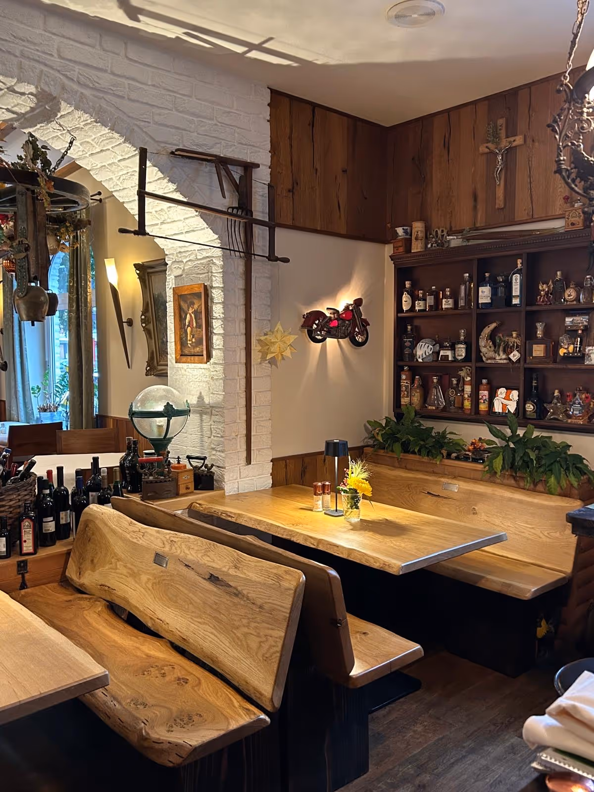 Sitzgarnitur aus rustikalen Eichen Blockbohlen Restaurant zum Bramfelder Hof