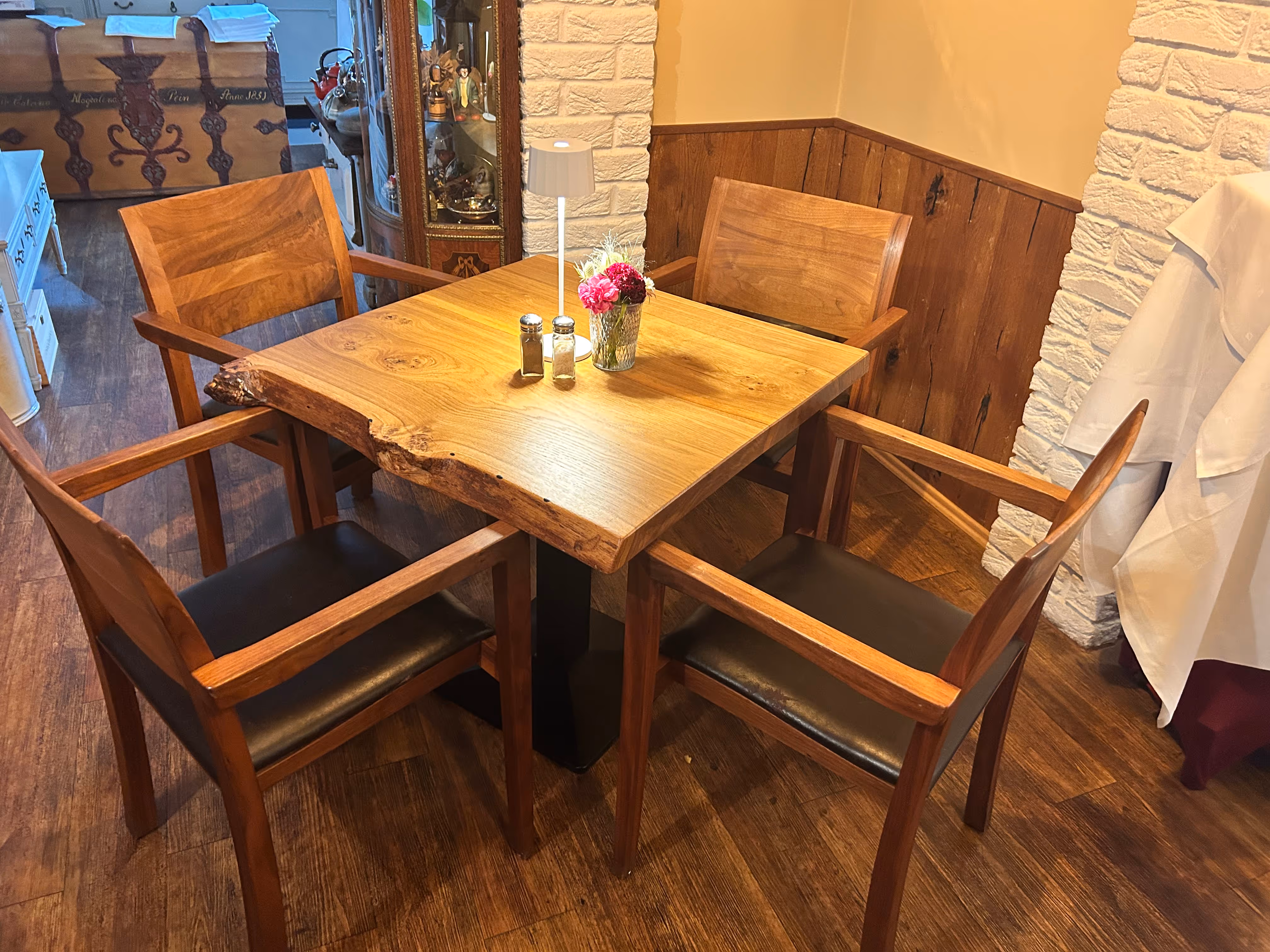 Sitzgarnitur aus rustikalen Eichen Blockbohlen Restaurant zum Bramfelder Hof Hamburg