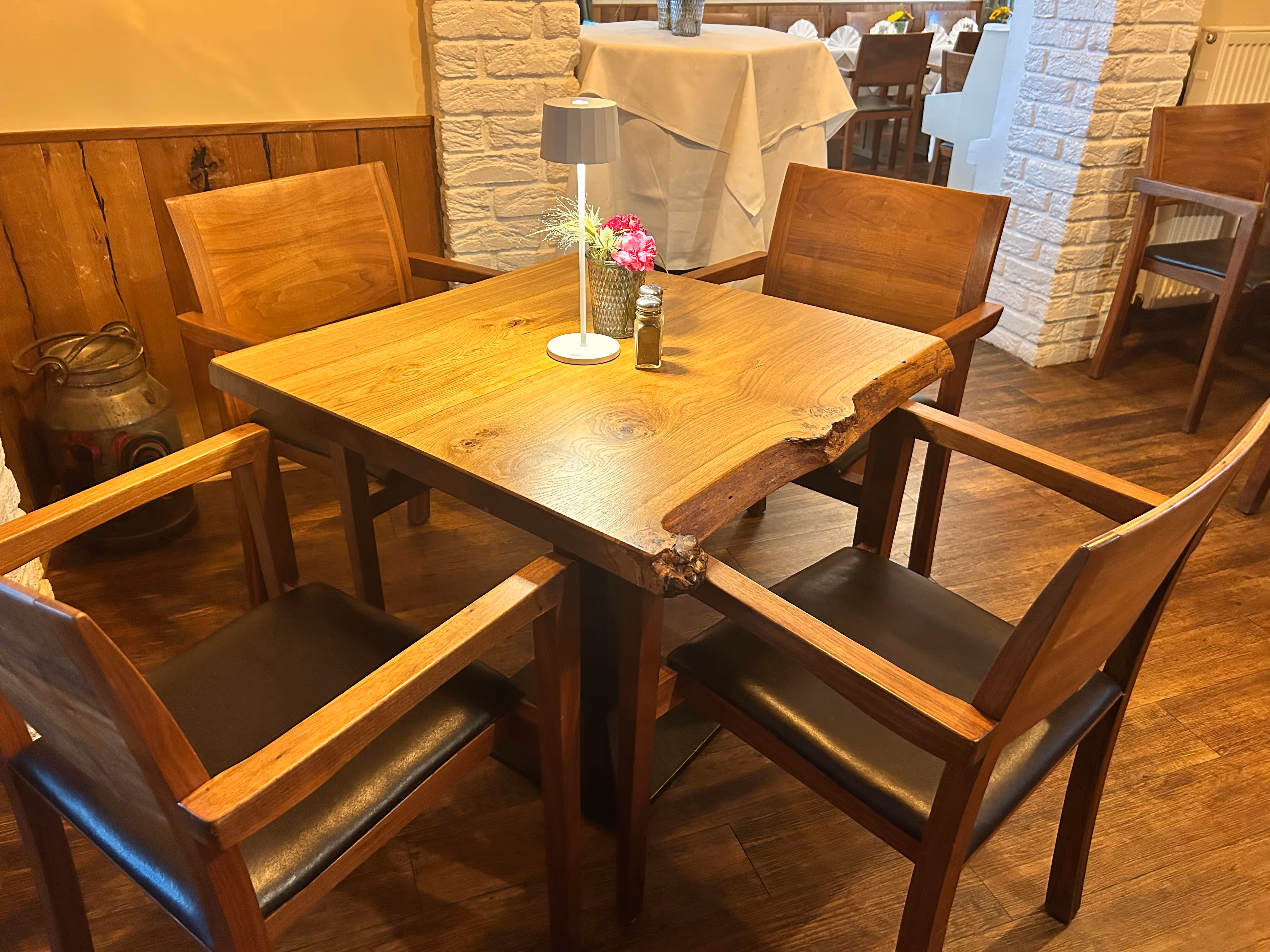 Sitzgarnitur aus rustikalen Eichen Blockbohlen Restaurant zum Bramfelder Hof Hamburg