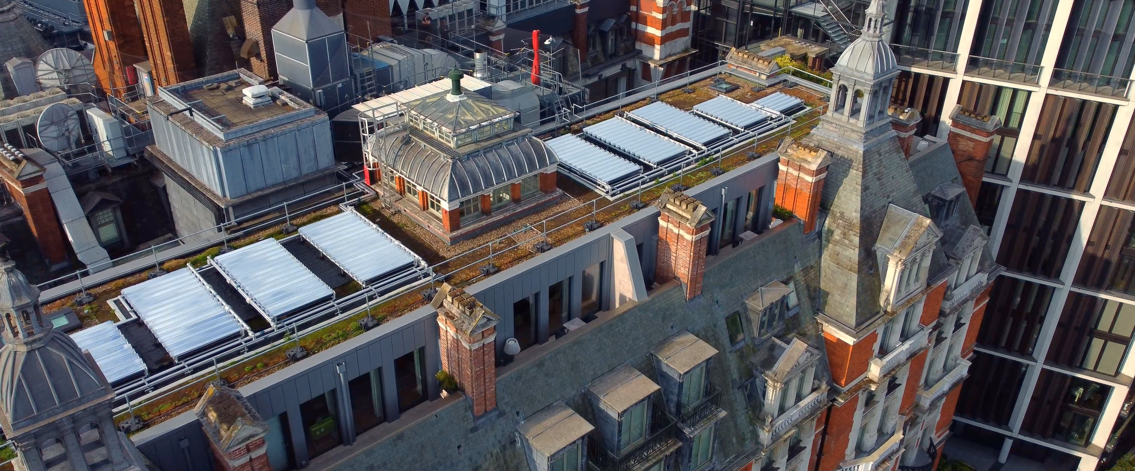 Solarthermieanlage auf dem Hotelgebäude