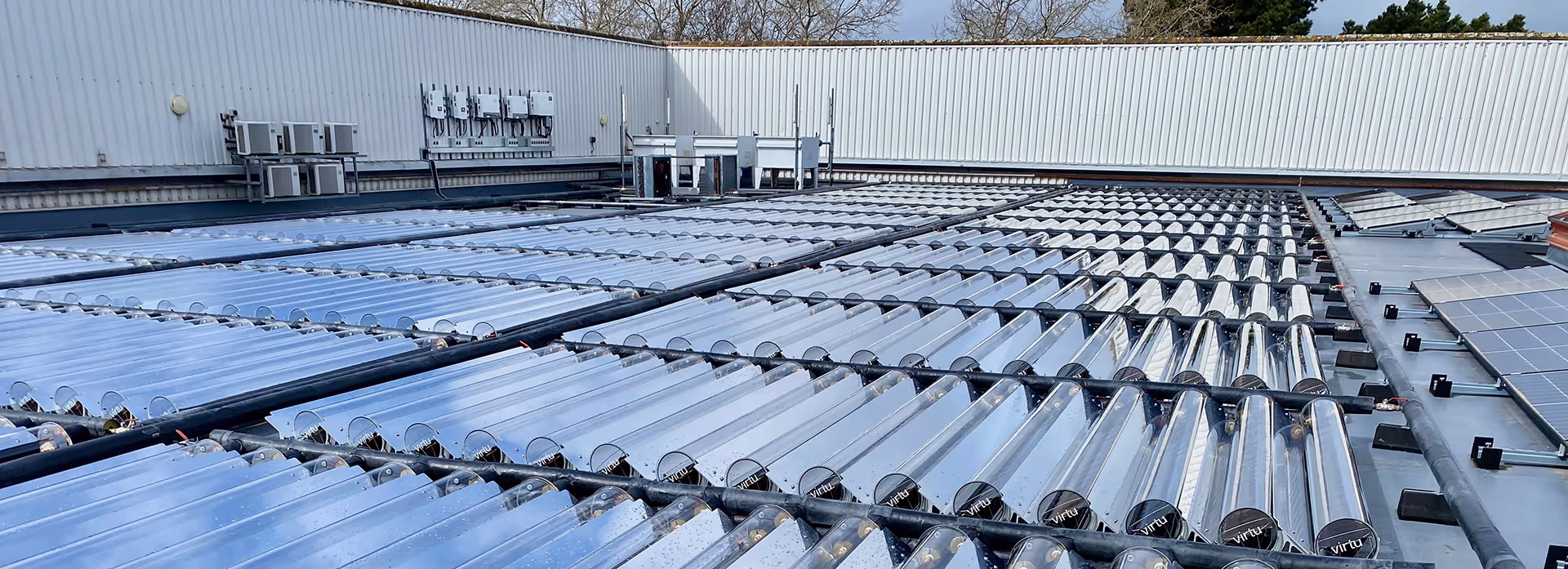 Solar thermal array with heat pump on commercial rooftop