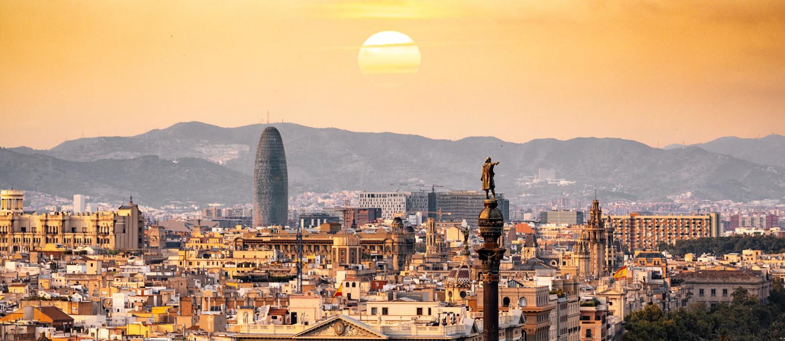 Vista desde una azotea de una ciudad española y la puesta de sol
