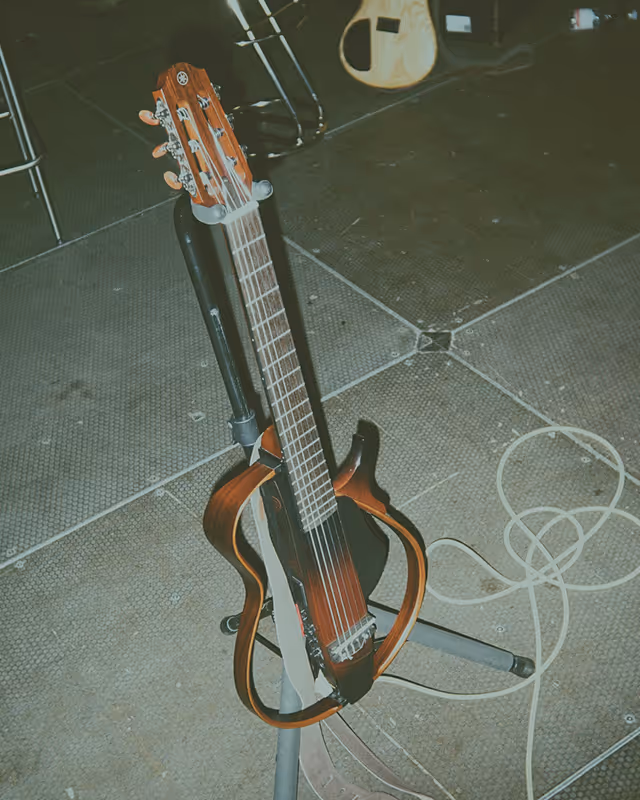 Gitarre in einem Gitarrenständer