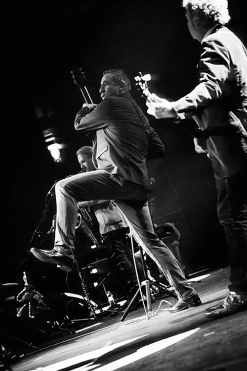 Personen mit Gitarre auf einer Bühne