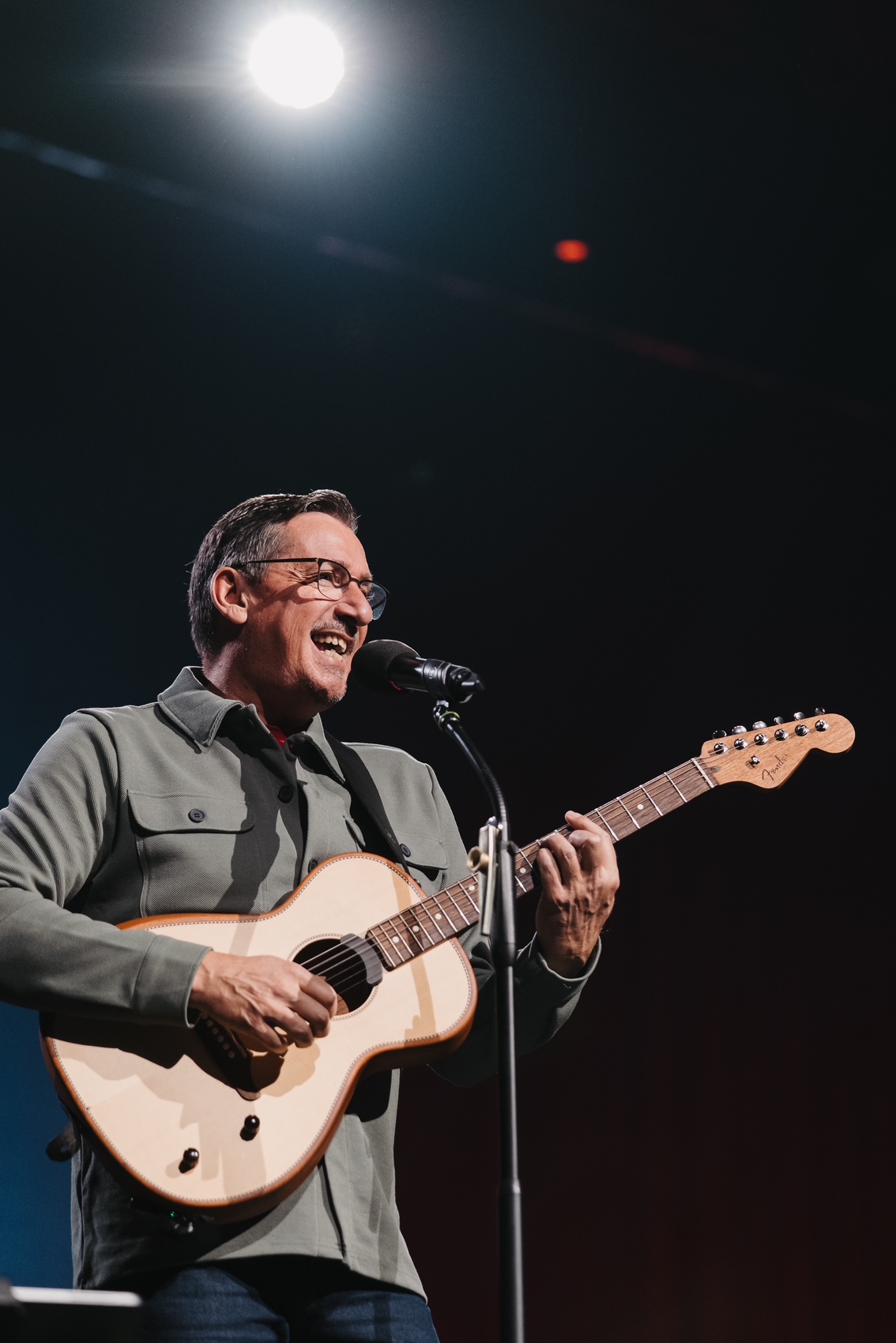 Viktor Gernot sitzend