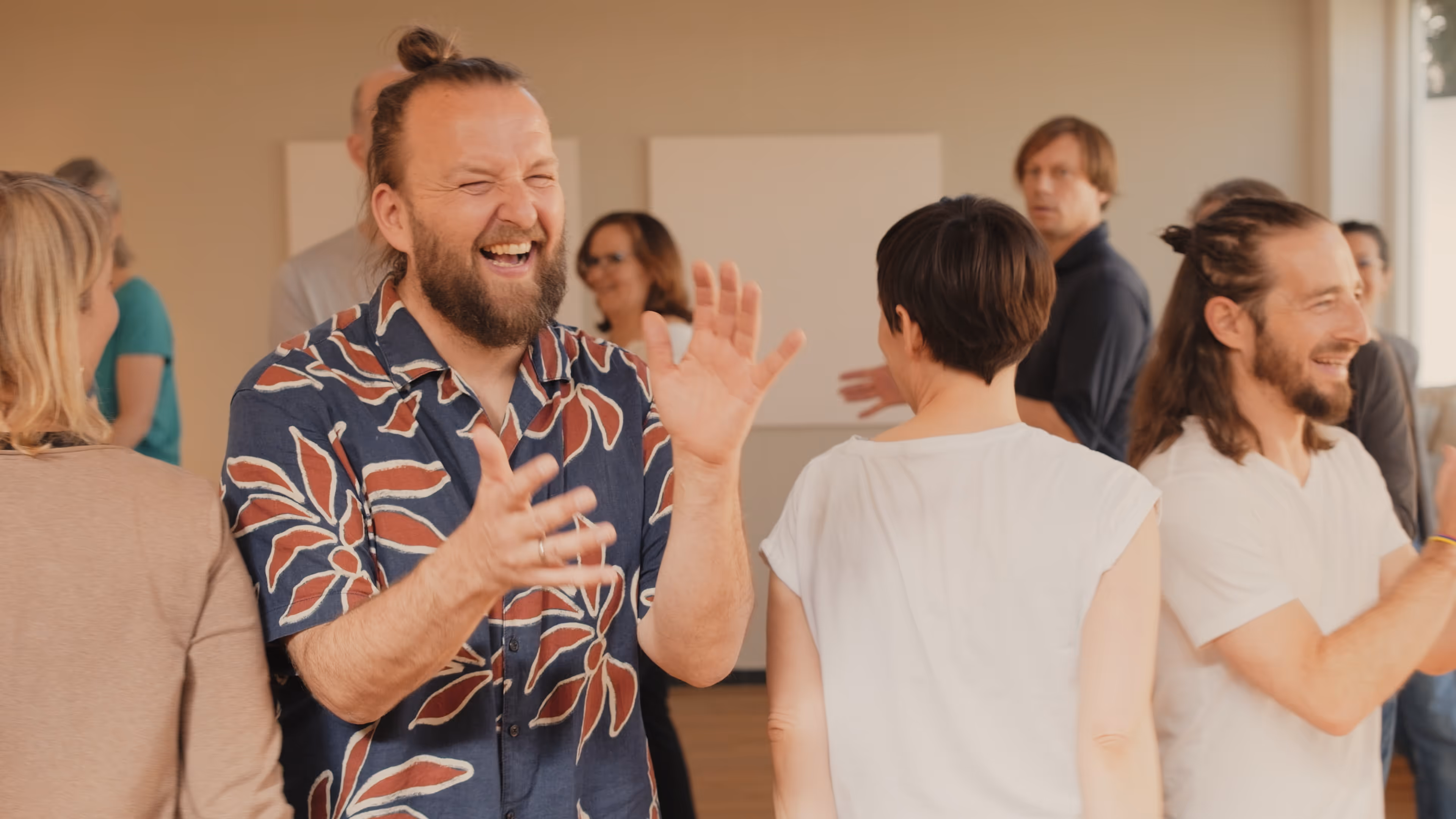 Ein Mann lacht und klatscht in die Hände