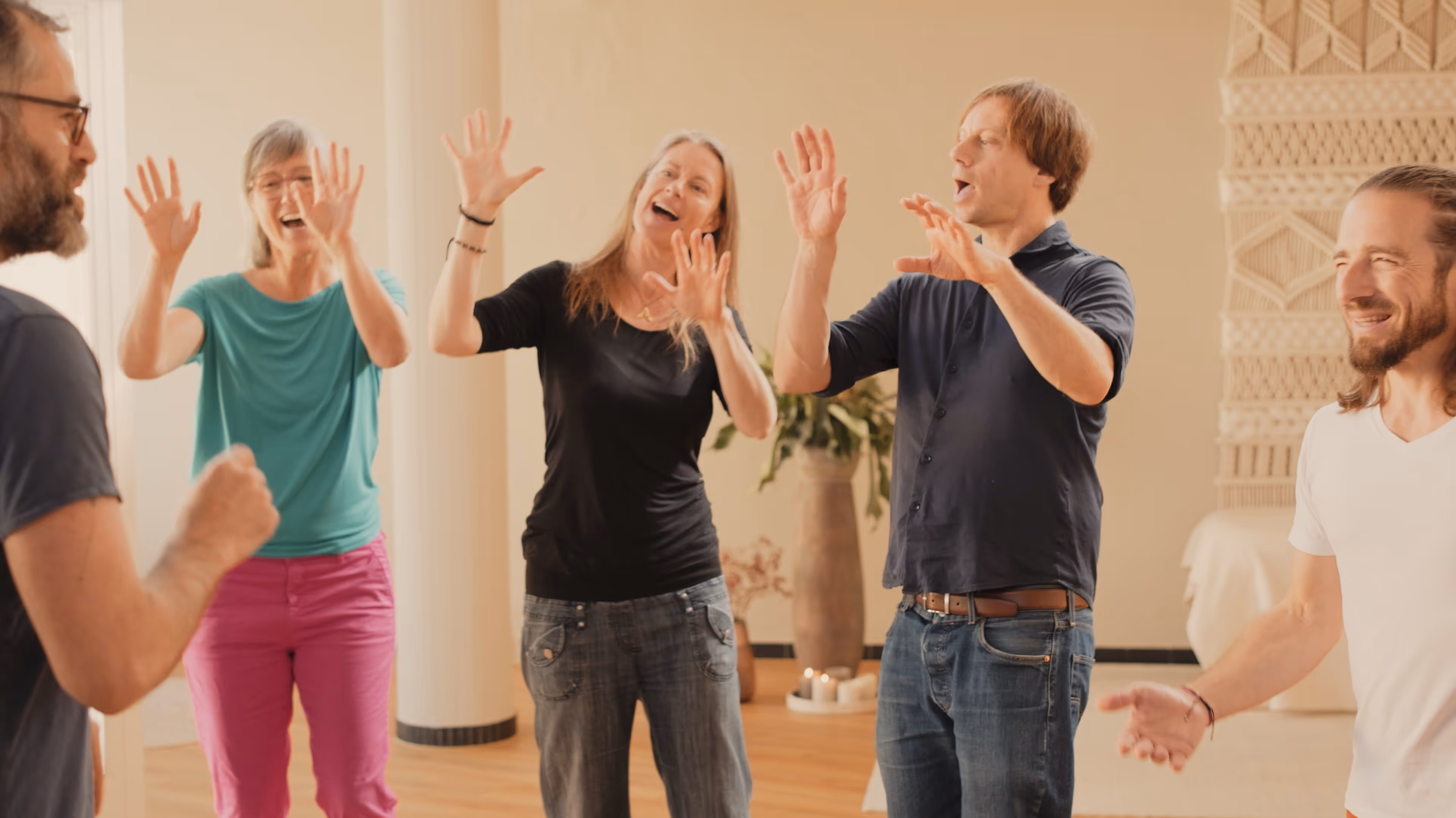 Eine Gruppe von Menschen stehen nebeneinander und singen