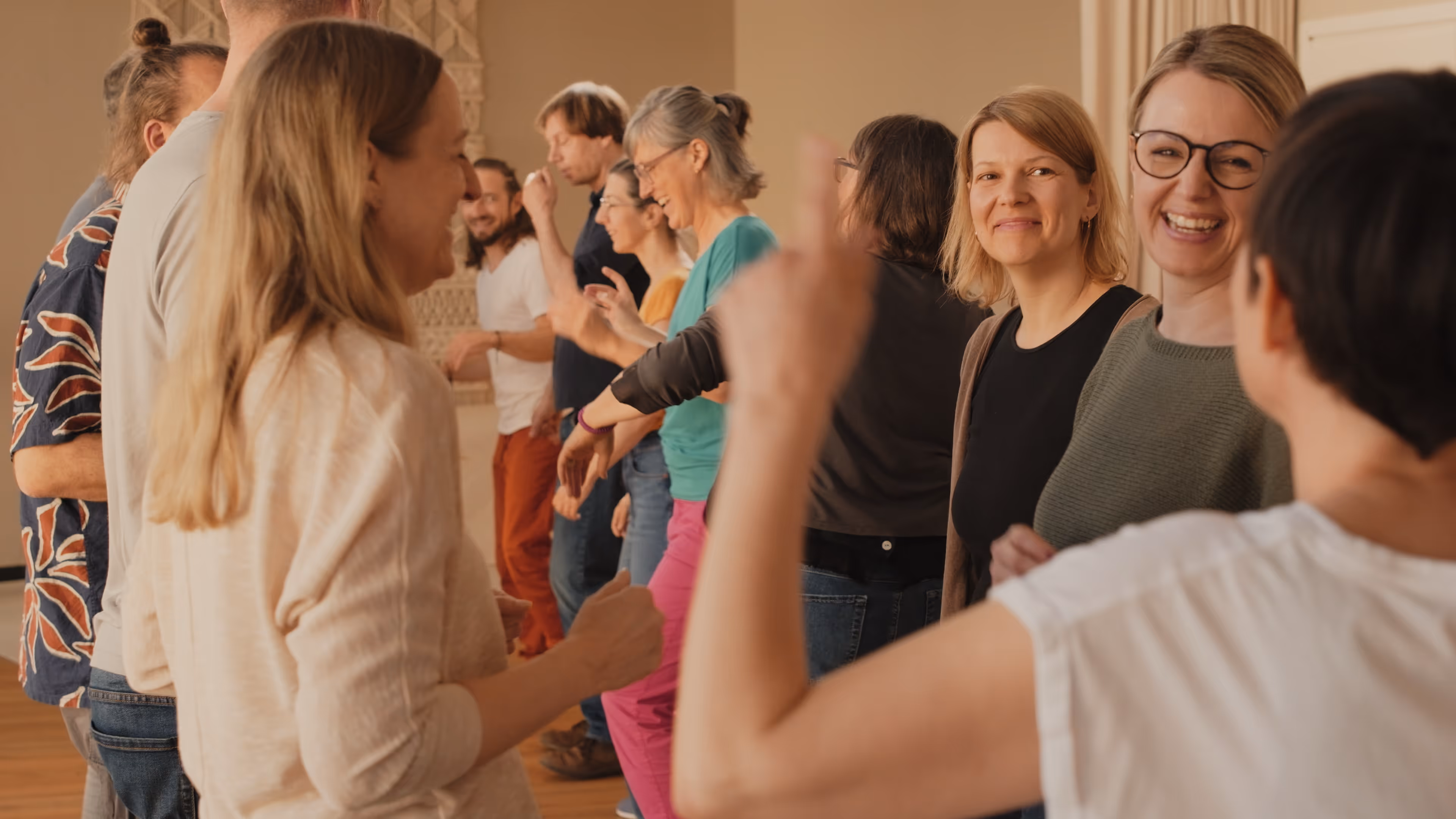 Eine Gruppe von Menschen machen Bodymusic. Lisa im Vordergrund