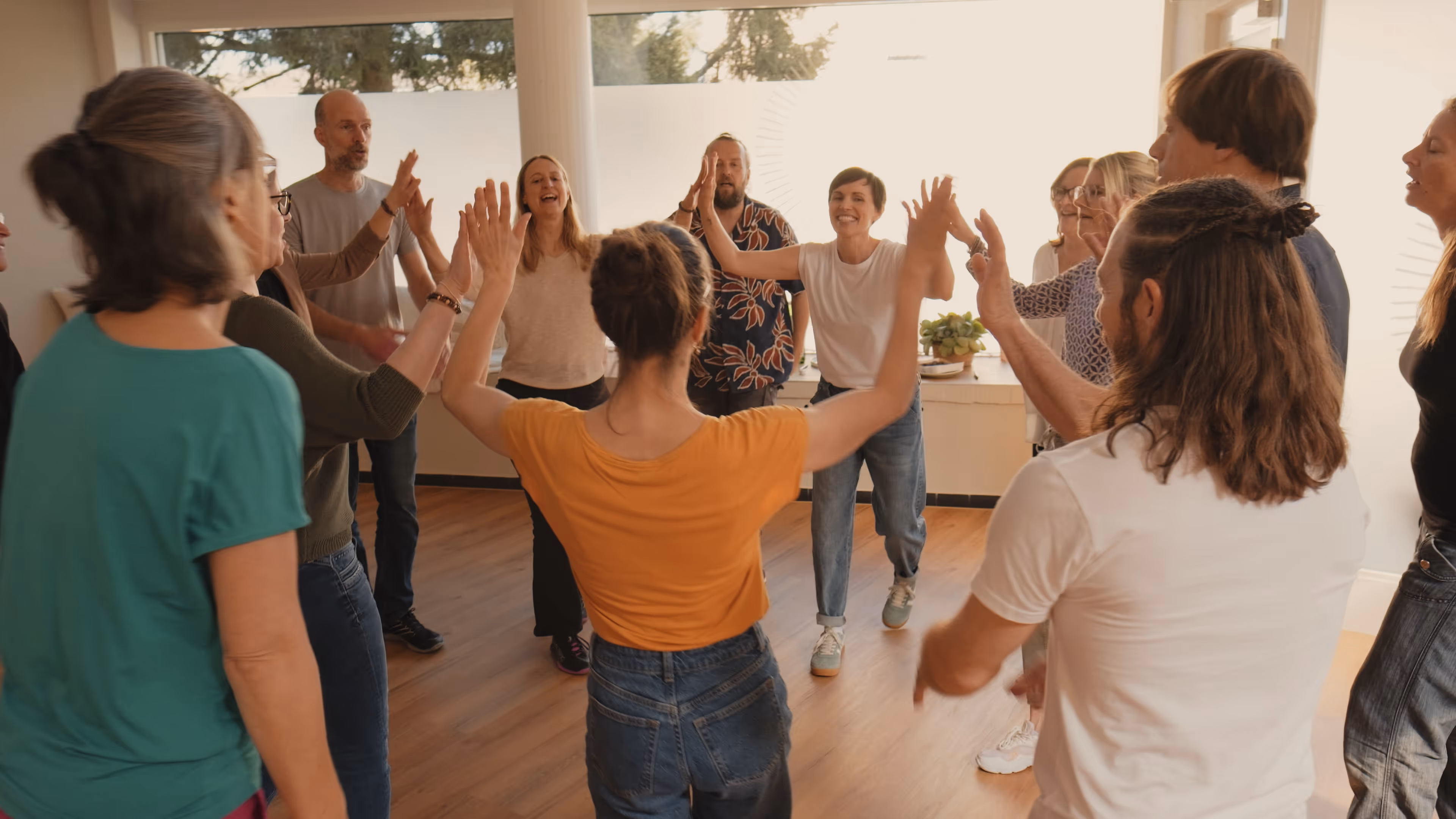 Eine Runde von Menschen machen Bodymusic und klatschen sich ab