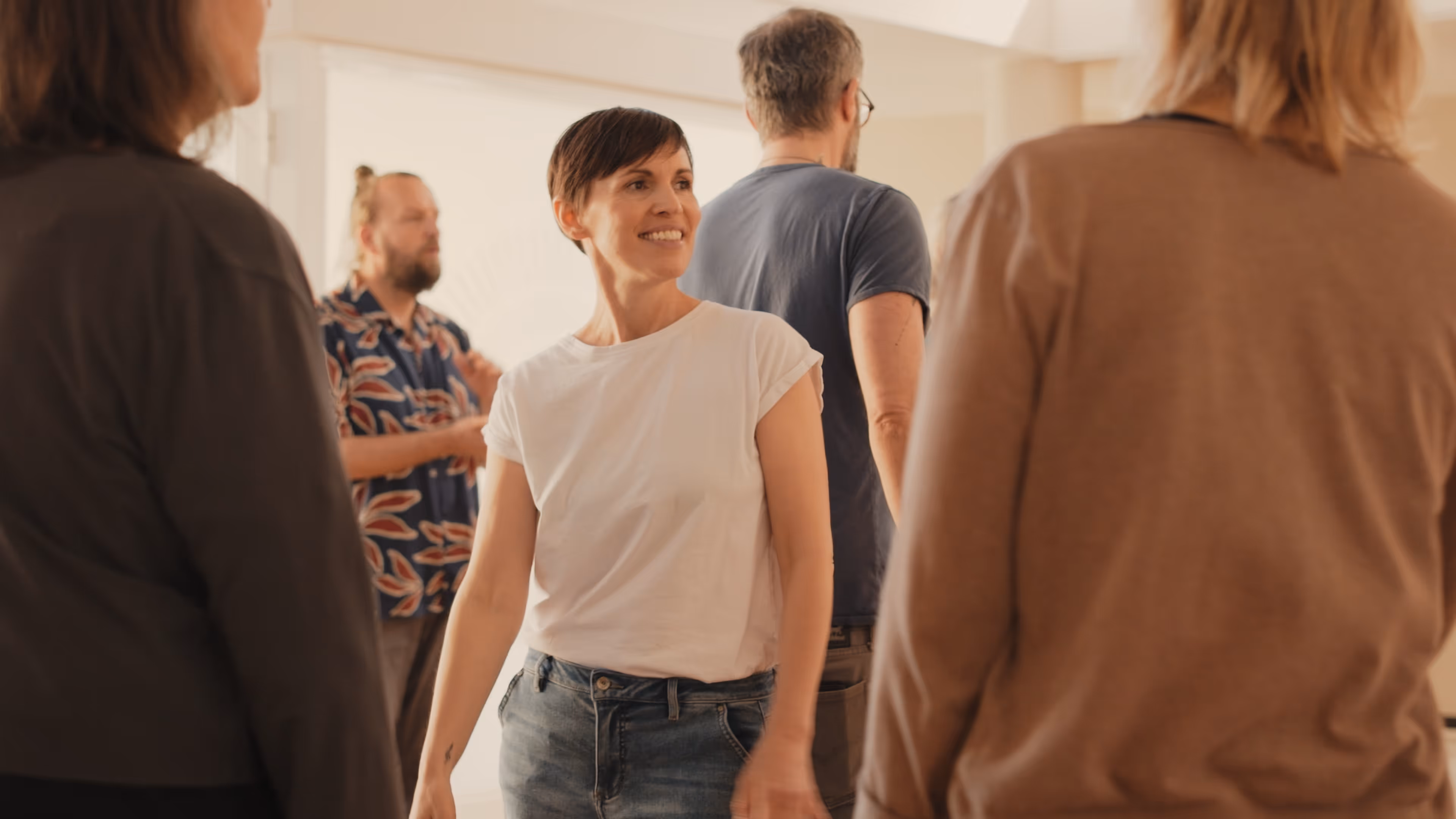 Lisa steht mit dem Rücken zu einer anderen Person und freut sich