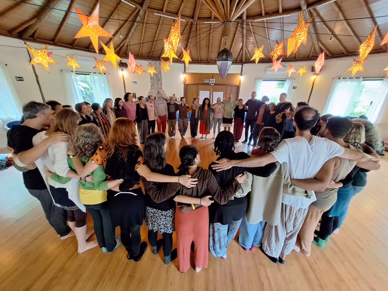 Eine Gruppe von Menschem mein Retreat von Musica do Circulo