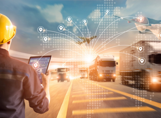 Invelop's logistics management solutions: a manager monitoring a fleet of trucks via digital tools.