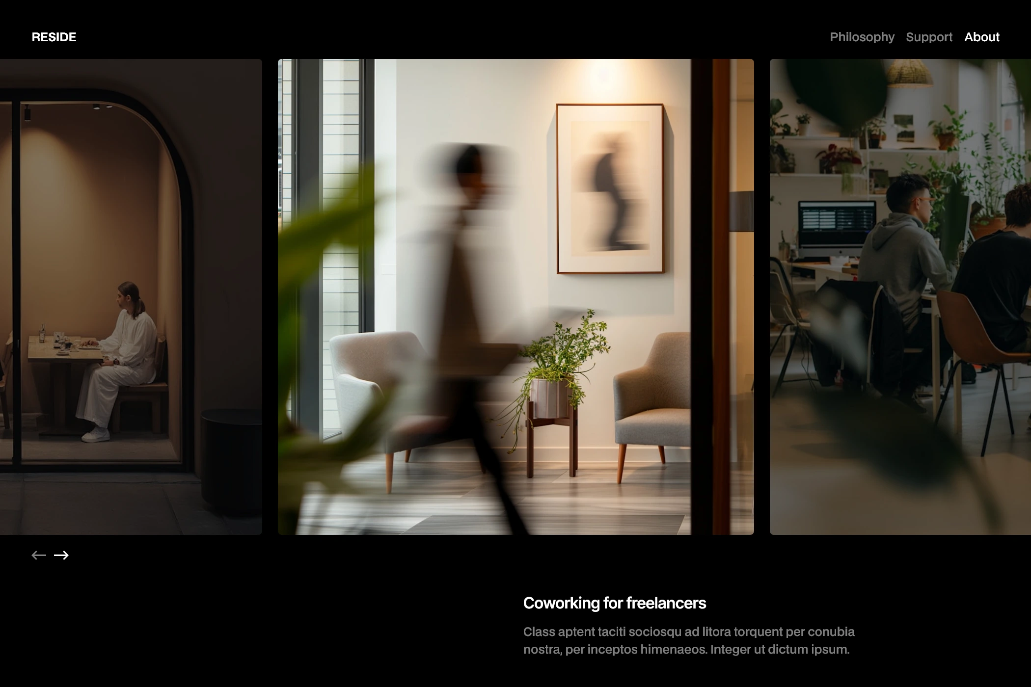 Personne floue marchant dans un espace de coworking moderne avec des fauteuils et une plante entre deux fenêtres.