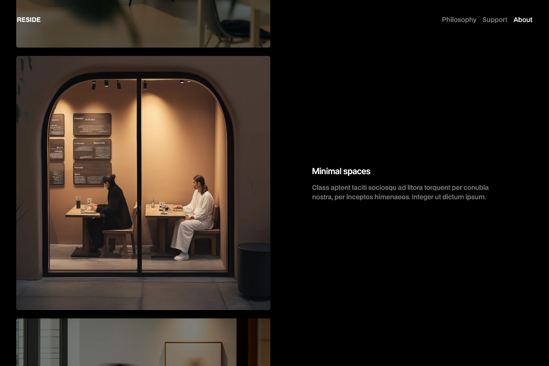 Deux personnes assises face à face à des tables séparées dans un espace minimaliste avec éclairage chaud.