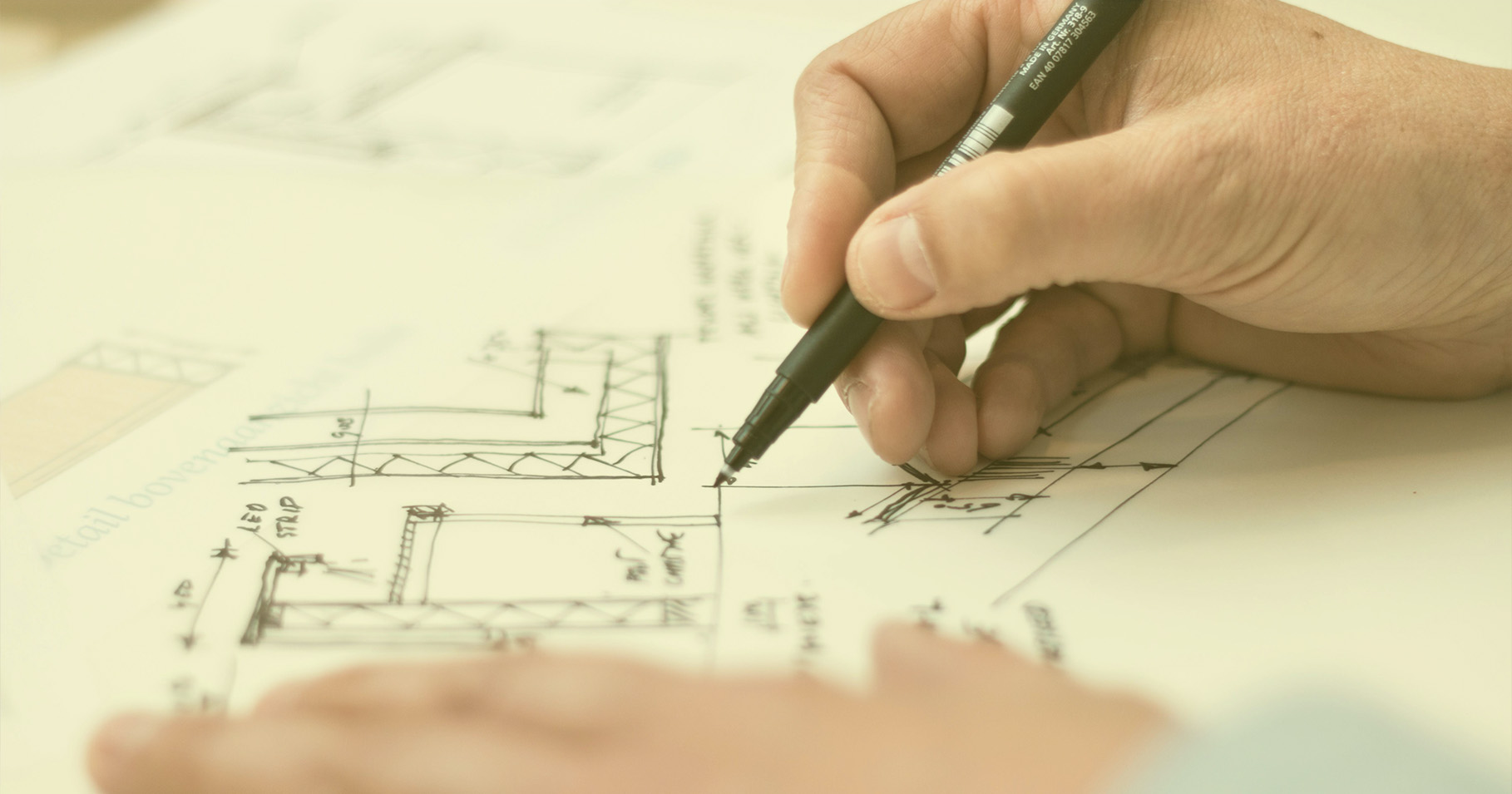 Architecte dessinant des esquisses de plans.