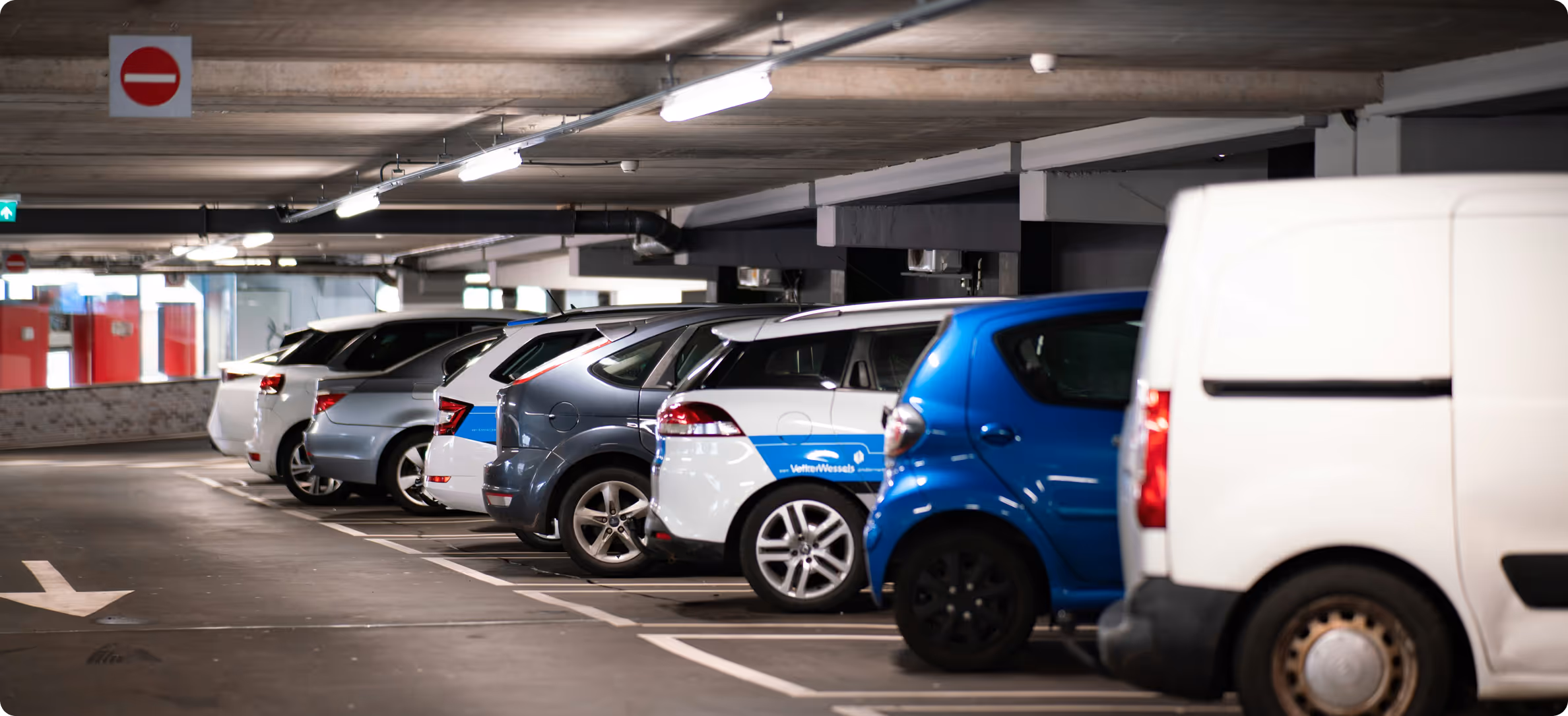 Estacionamiento subterráneo con autos formados en cajones
