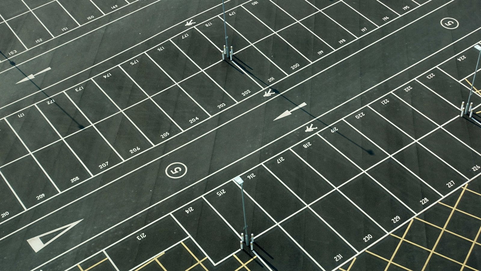 Cajones de estacionamiento numerados vistos desde arriba