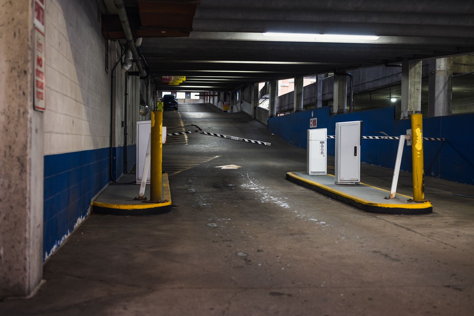 Acceso de estacionamiento con casetas expendedoras y barrera