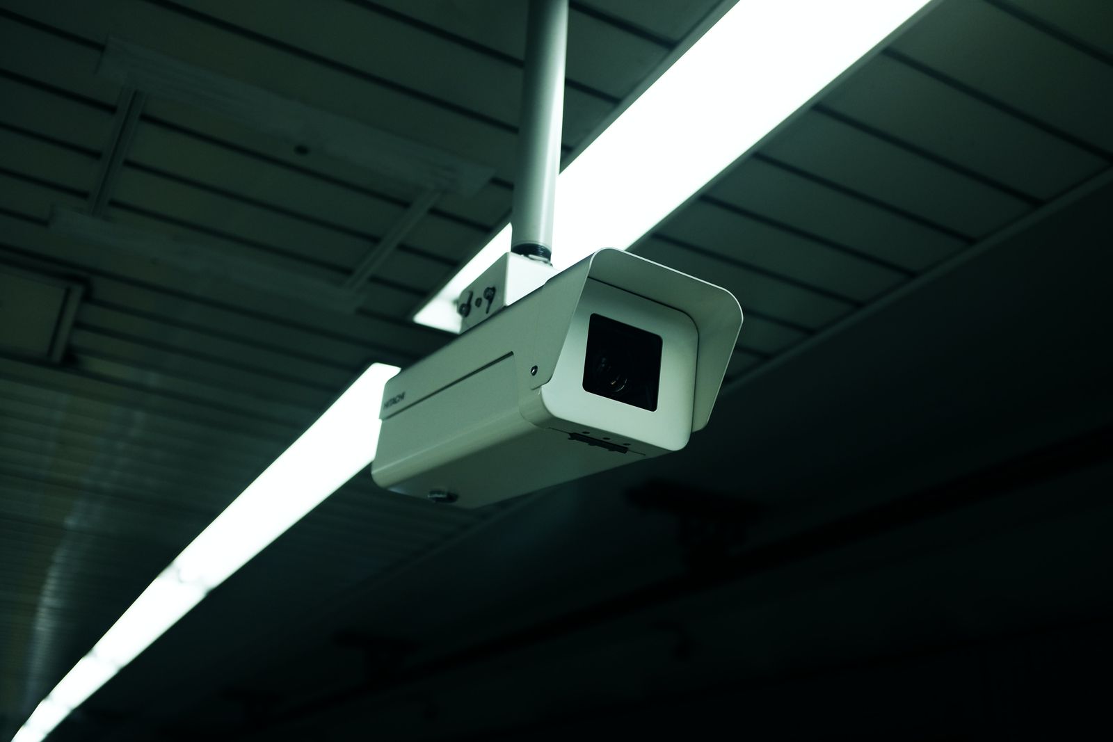 Cámara de vigilancia montada en el techo de un espacio comercial