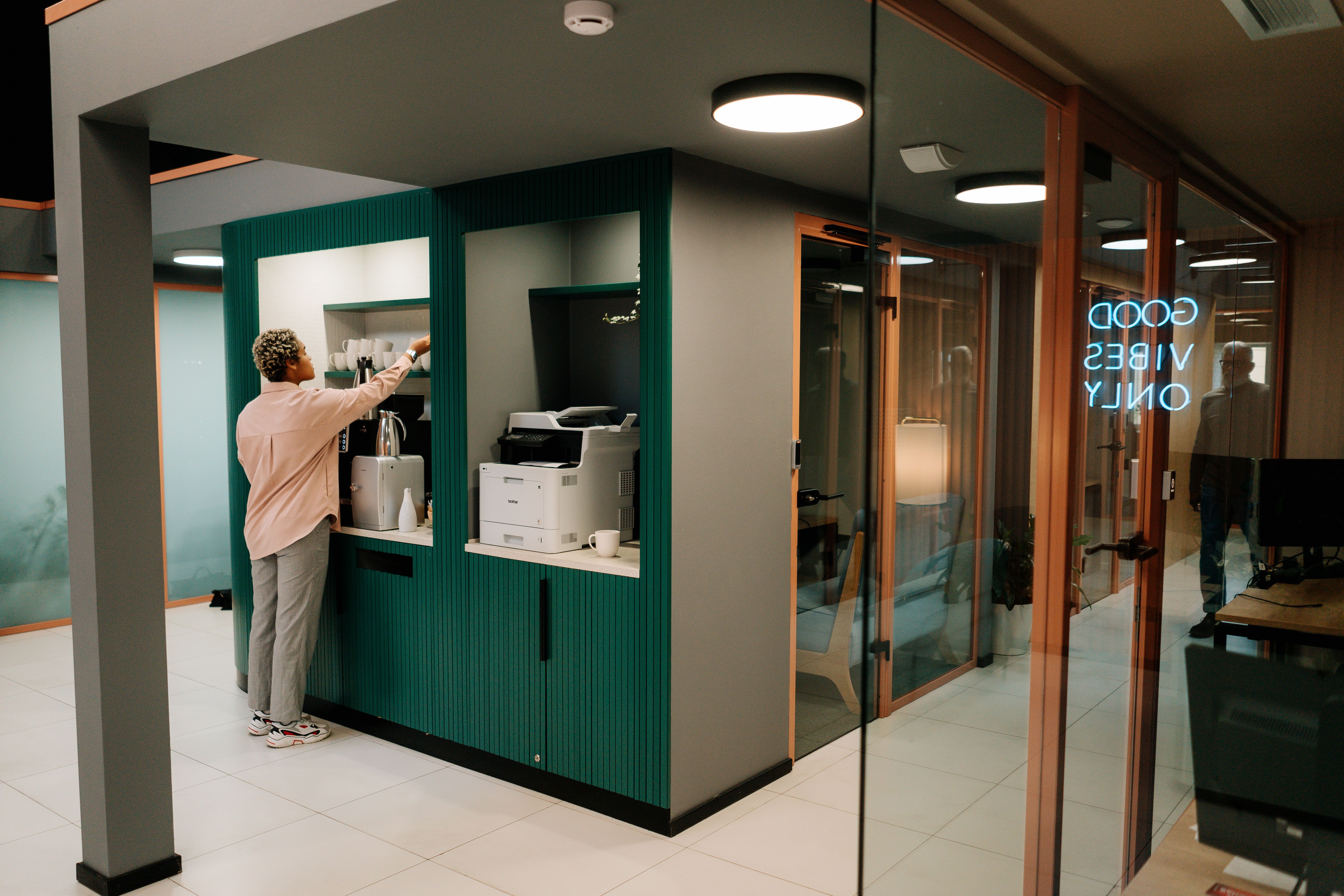 Área común de servicio en una oficina corporativa moderna