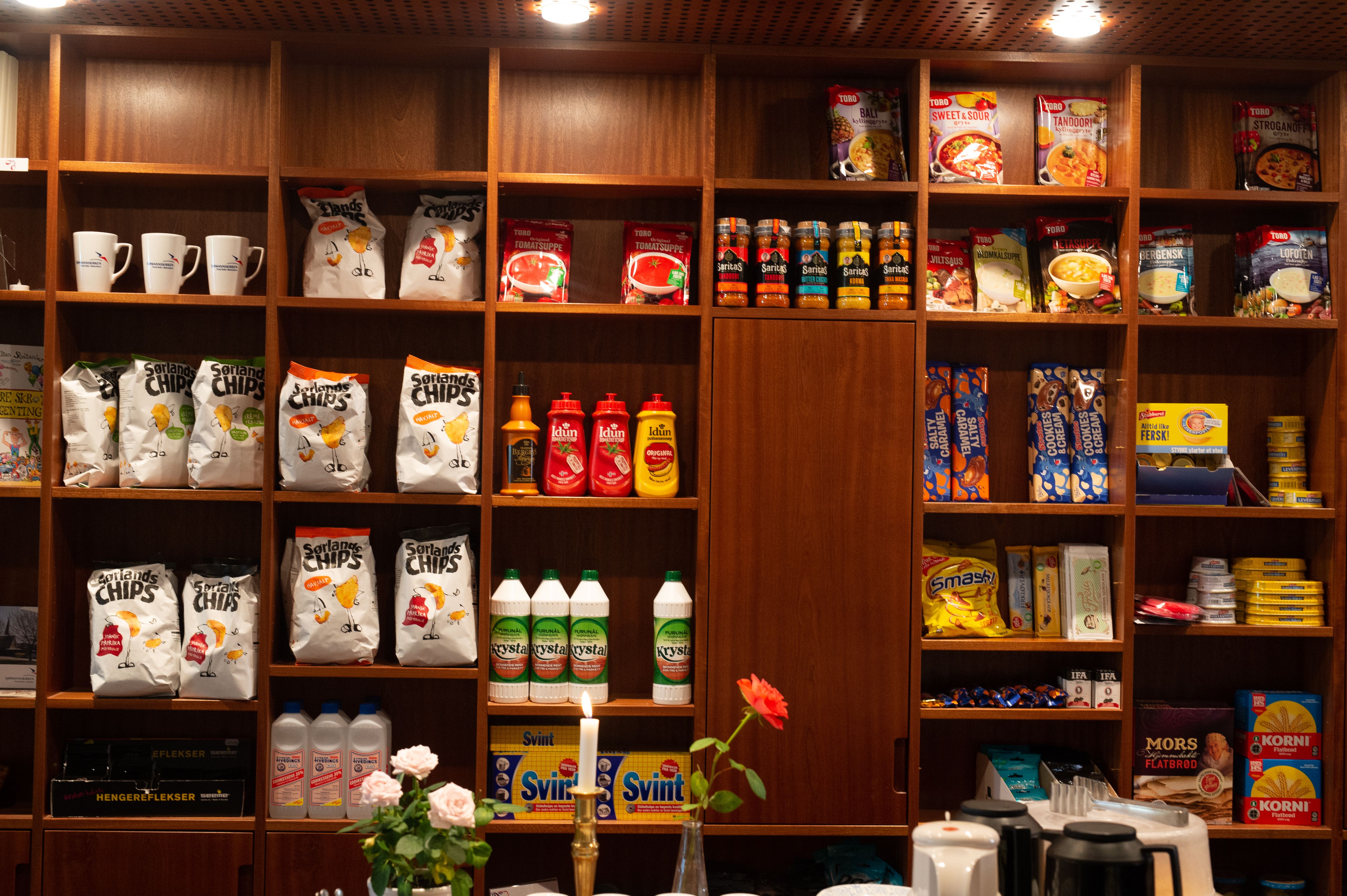 Estantes de madera con productos surtidos en un espacio de autoservicio