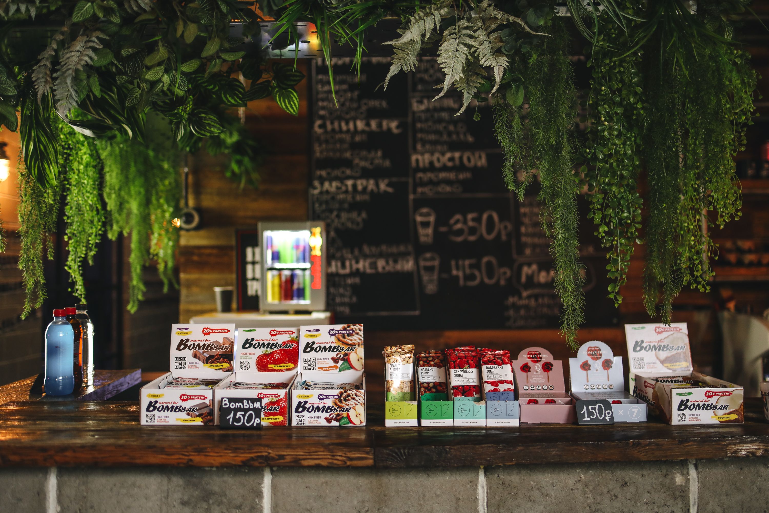 Barras y snacks acomodados junto al área de cobro