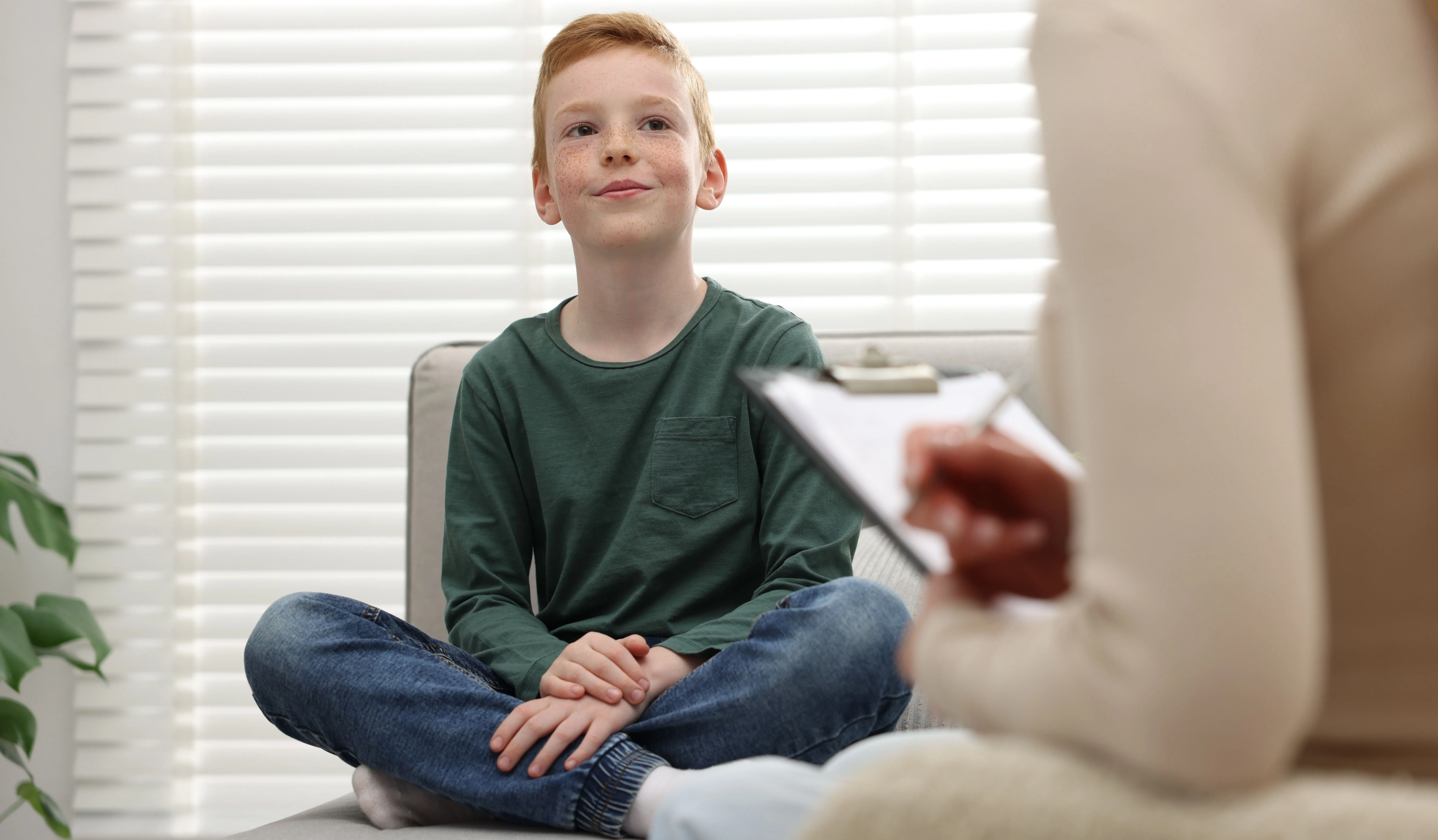 Jeune adulte en entretien avec une psychologue dans un bureau lumineux, première étape d'une évaluation du TDAH