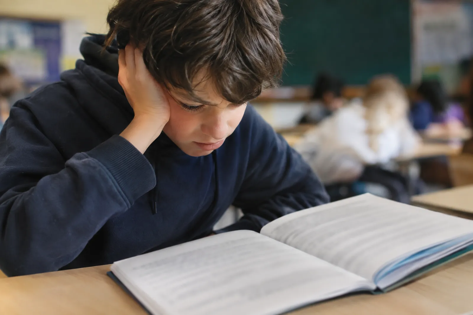 Jeune adulte en entretien avec une psychologue dans un bureau lumineux, première étape d'une évaluation du TDAH