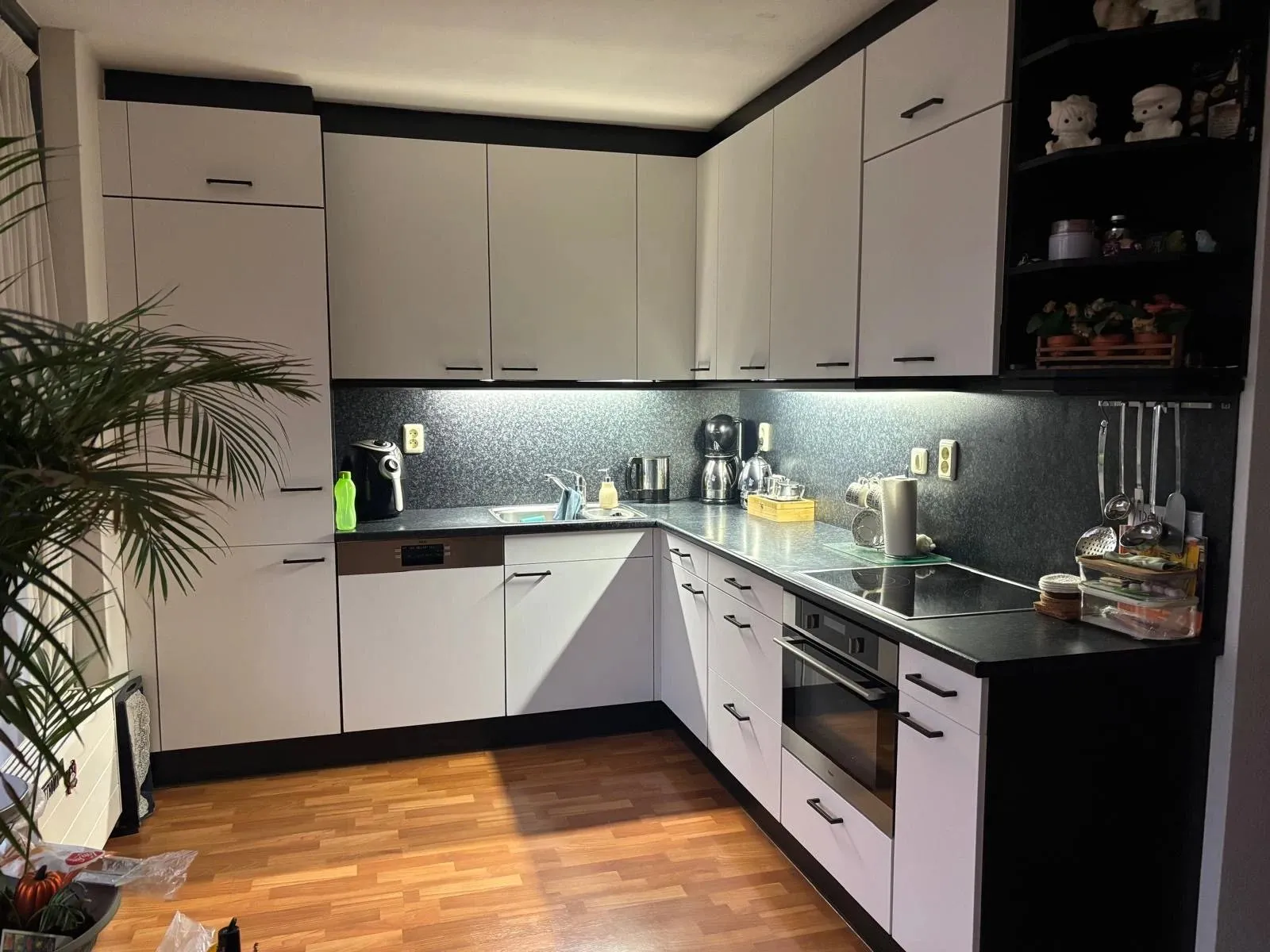 Nieuwe keuken op maat met witte deurtjes, keuken meubels op maat door SA Meubels