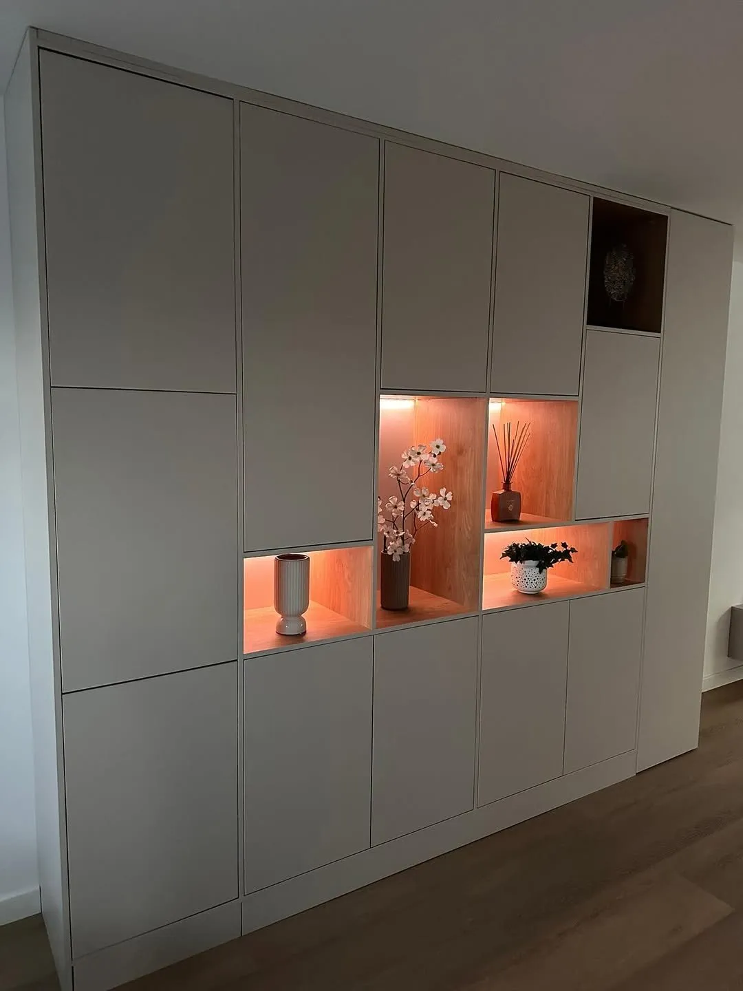 Kast op maat met verlichting mooi, kast met LED verlichting maatwerk door SA Meubels Harderwijk