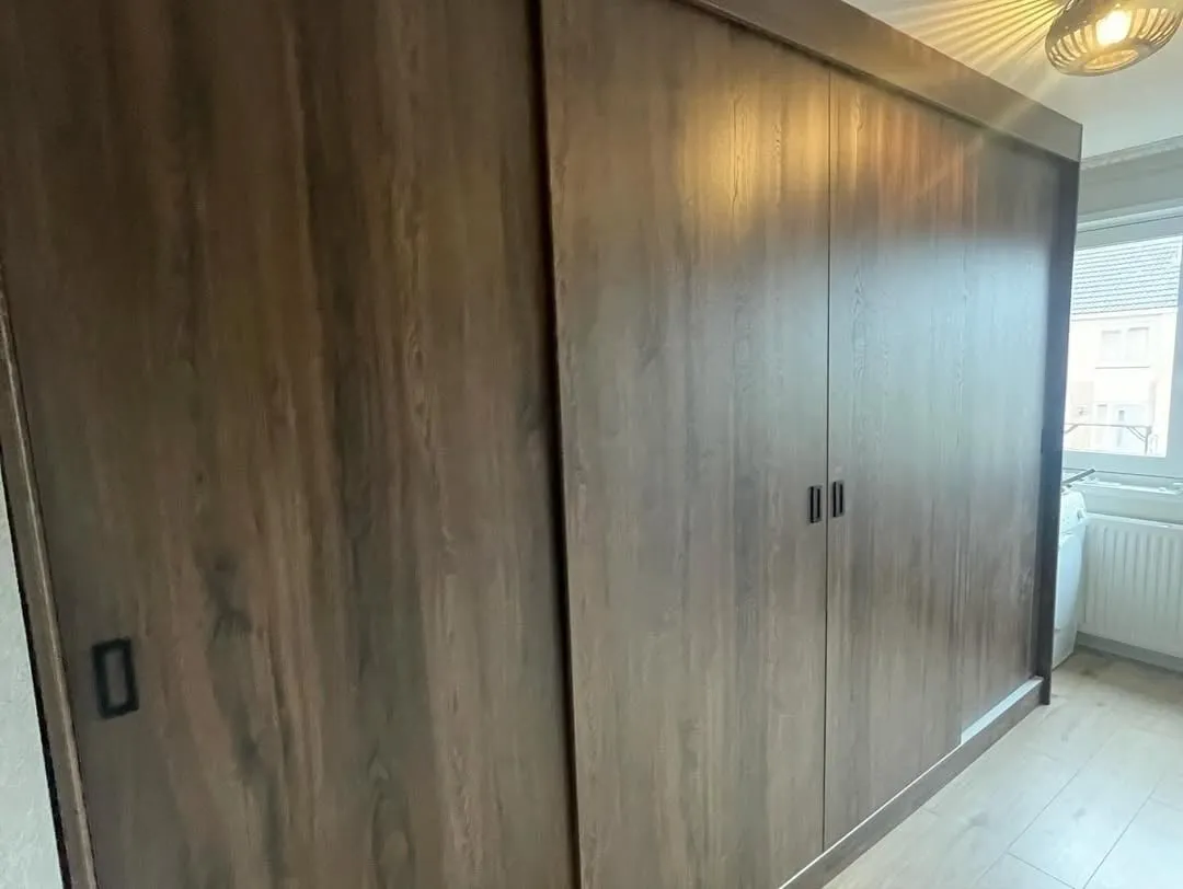 Maatwerk kast van mooi donker hout, kast op maat donker hout door SA Meubels Harderwijk