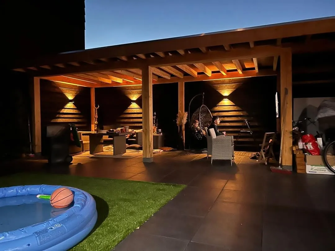 Mooie verlichting douglas veranda op maat, douglas veranda sfeerverlichting maatwerk door SA Meubels Harderwijk