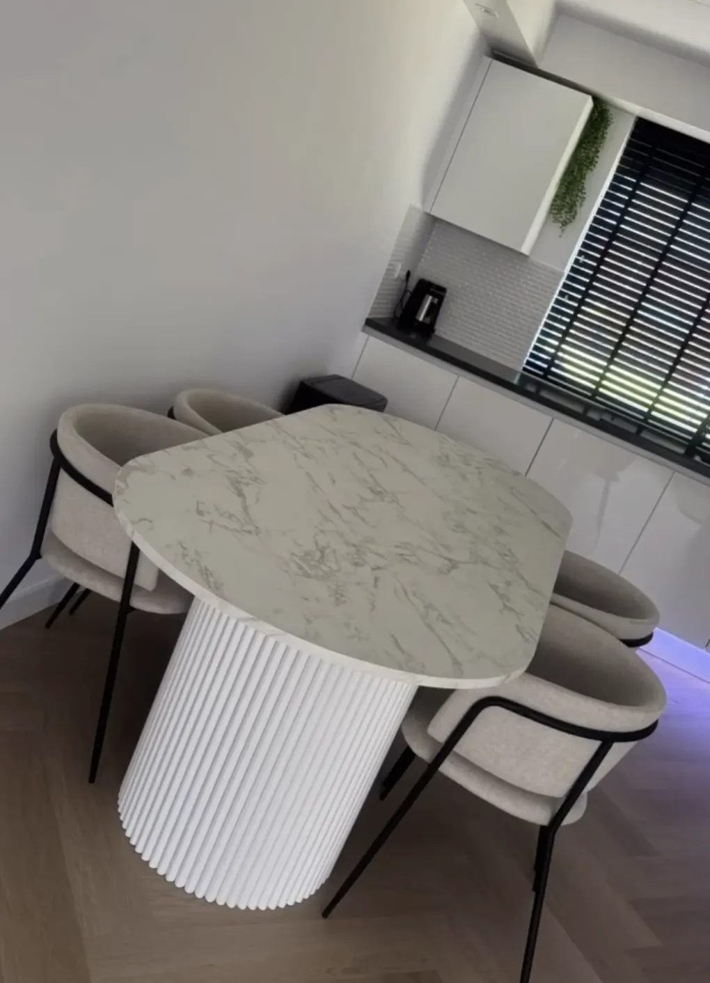 Speciale tafel op maat met ronde kanten, unieke tafel maatwerk door SA Meubels Harderwijk