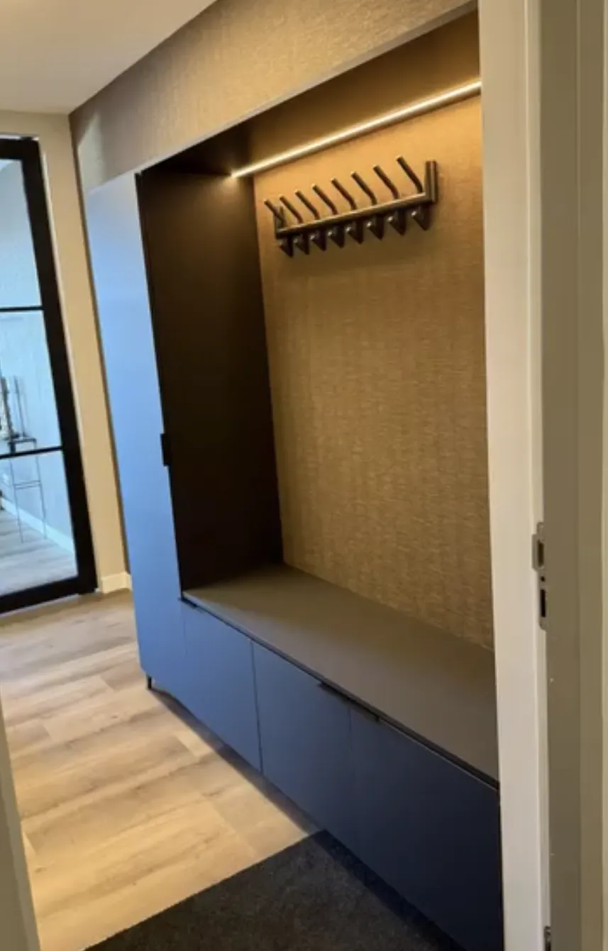 Kapstok meubel op maat modern met verlichting, maatwerk kapstok door SA Meubels Harderwijk