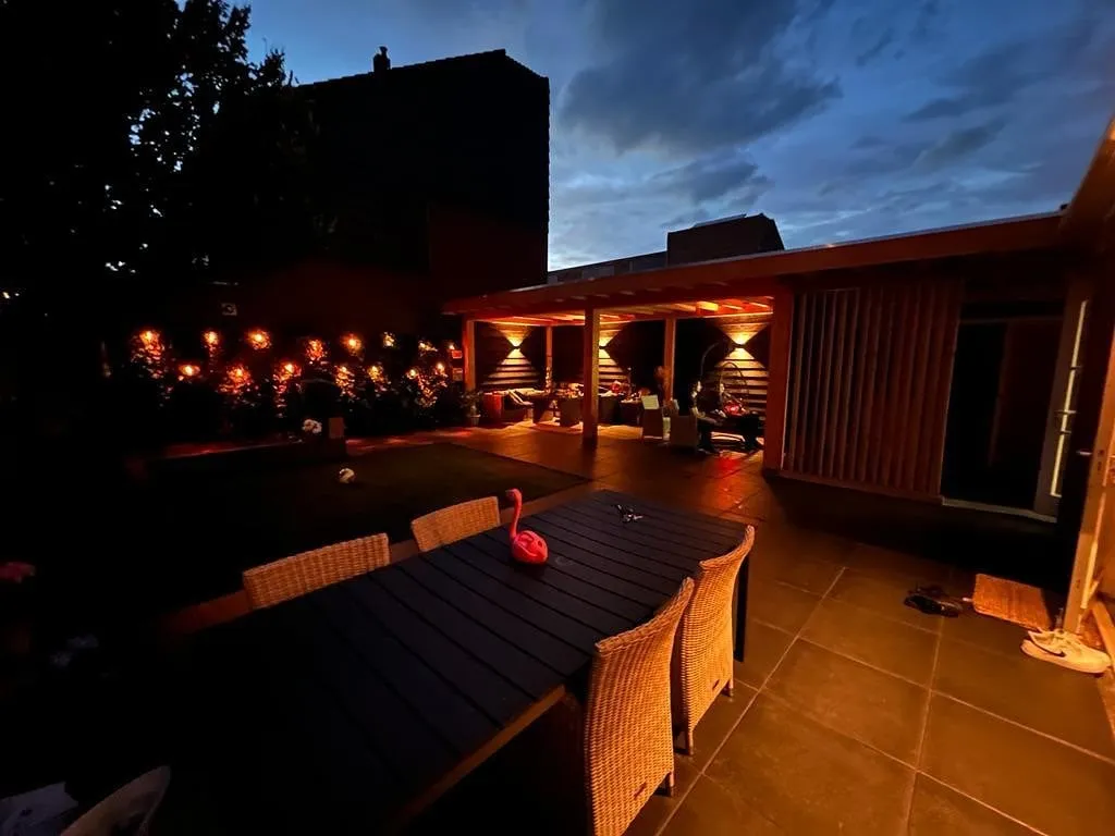 Douglas veranda op maat 's avonds met mooie verlichting, sfeerverlichting maatwerk veranda door SA Meubels Harderwijk