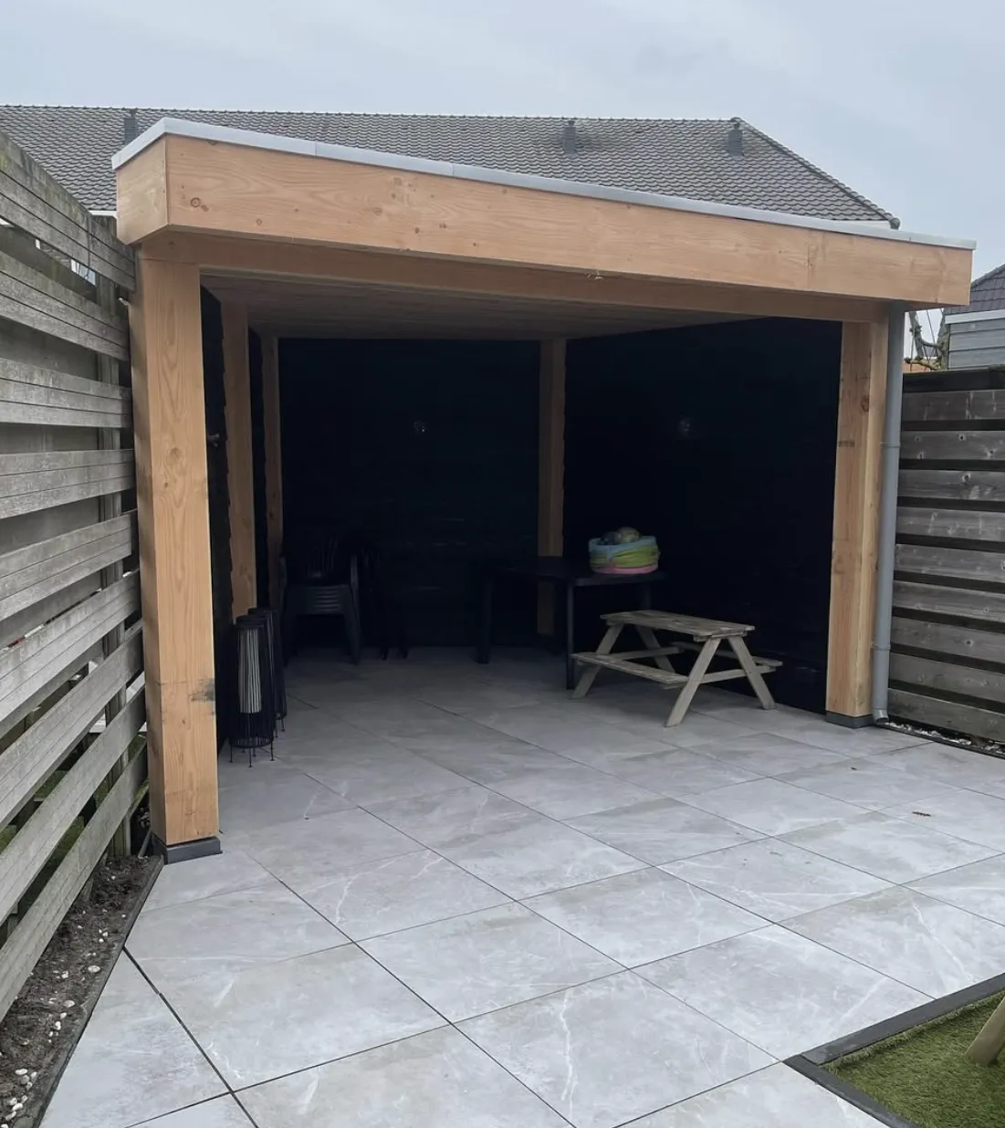 Douglas veranda op maat in hoek achtertuin, hoekveranda maatwerk door SA Meubels Harderwijk