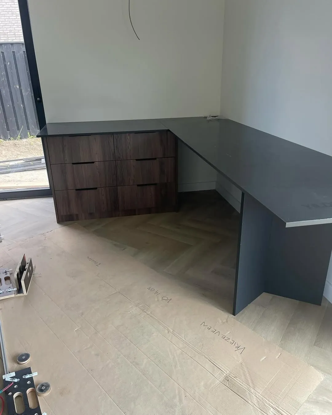 Zwarte tafel op maat maatwerk eettafel, op maat gemaakte tafel door SA Meubels Harderwijk