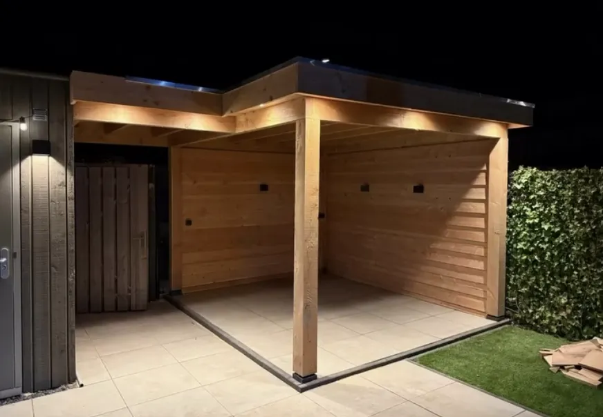 Douglas veranda op maat met mooie verlichting 's nachts, maatwerk veranda sfeerverlichting door SA Meubels Harderwijk