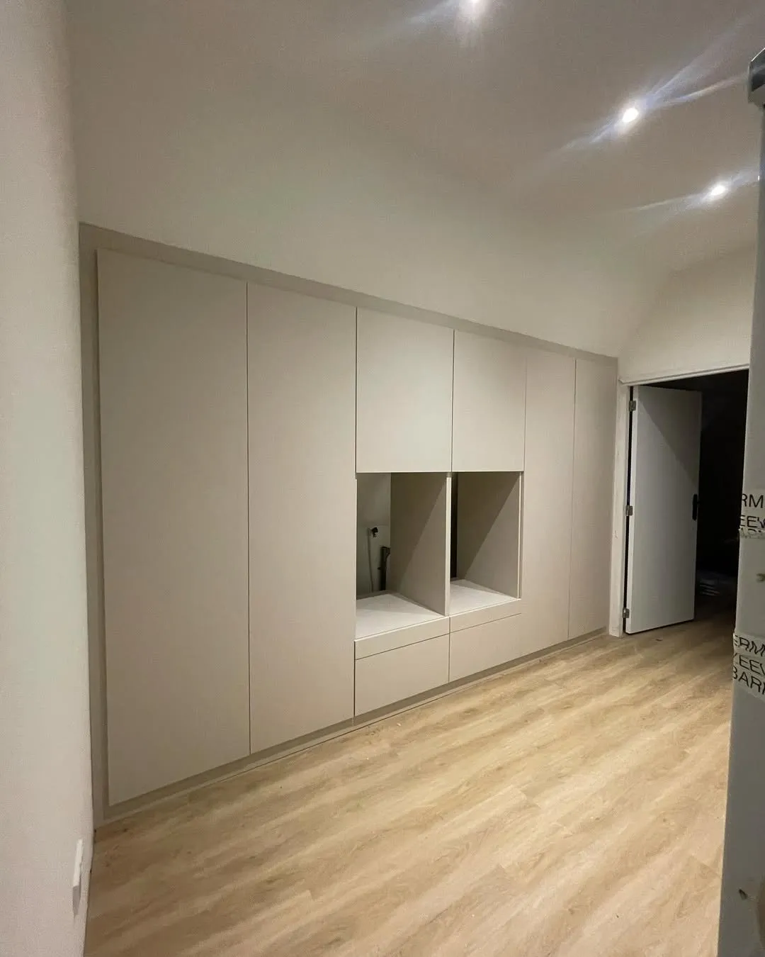 Wasmachine kast op maat met mooie afwerking, maatwerk opbergruimte door SA Meubels Harderwijk