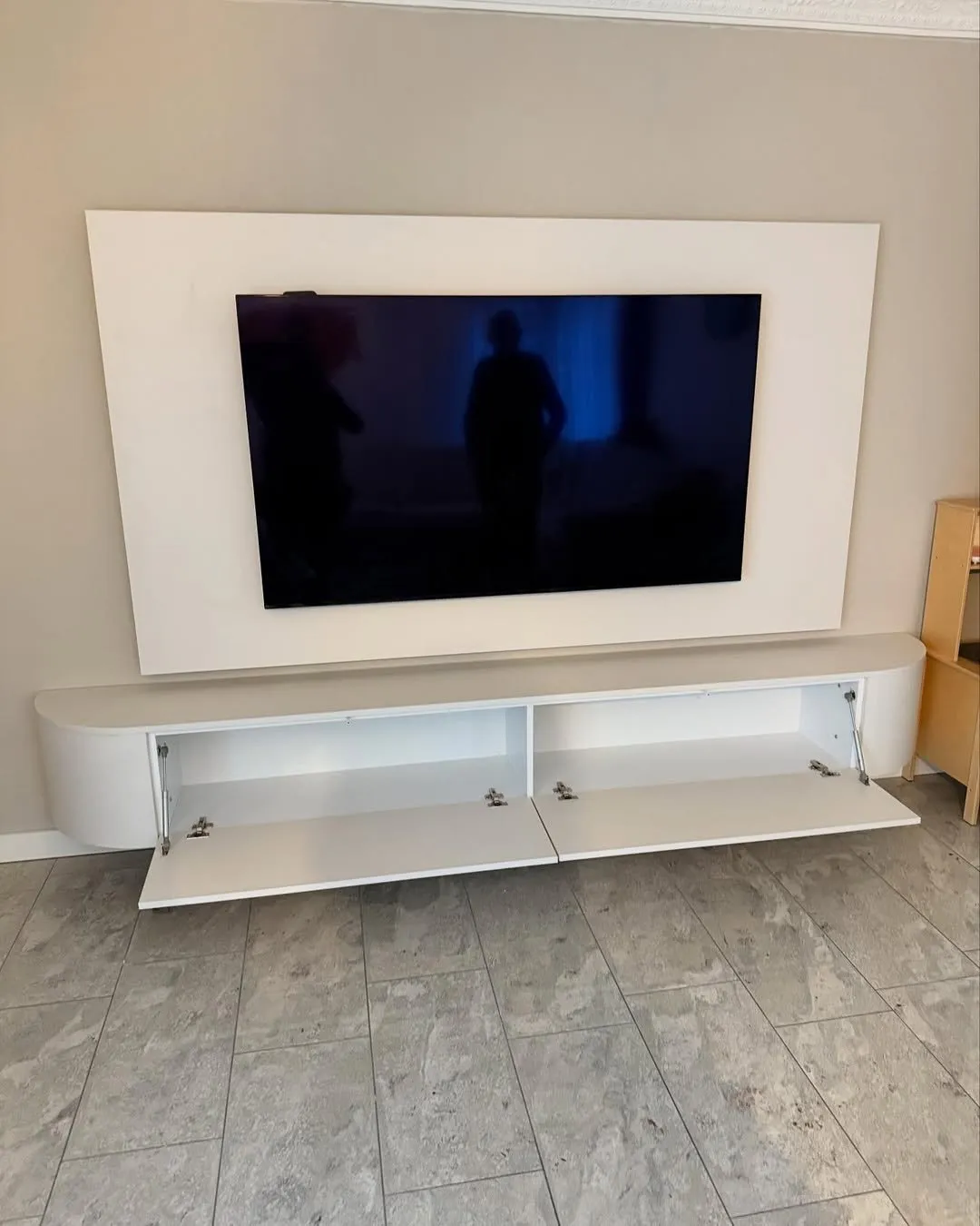Zwevende TV-tafel op maat wandmontage, TV meubels op maat door SA Meubels Harderwijk