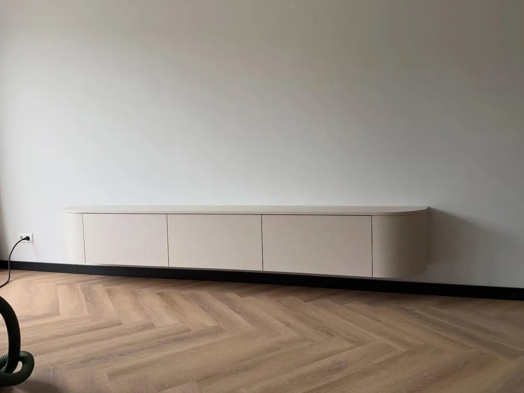 Zwevende TV-meubel op maat in beige, TV meubels op maat wandmontage door SA Meubels Harderwijk