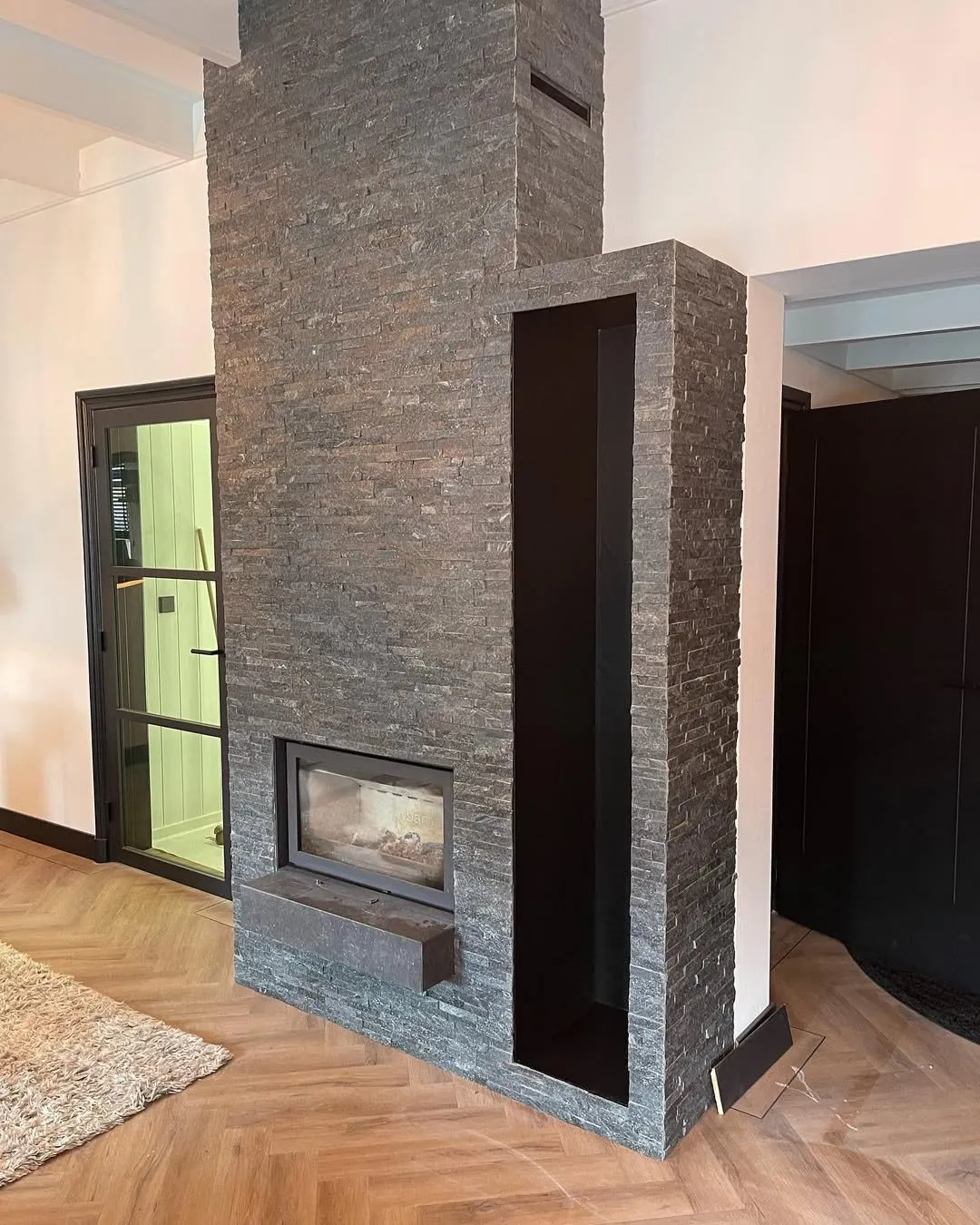 Haard ombouw op maat met maatwerk bekleding, op maat gemaakte haardombouw door SA Meubels Harderwijk
