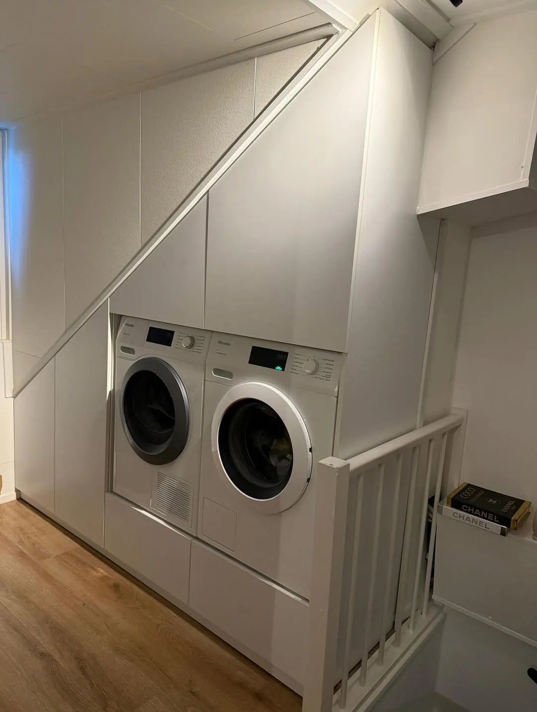 Trapkast op maat voor wasmachine met extra opbergruimte, maatwerk oplossing door SA Meubels Harderwijk