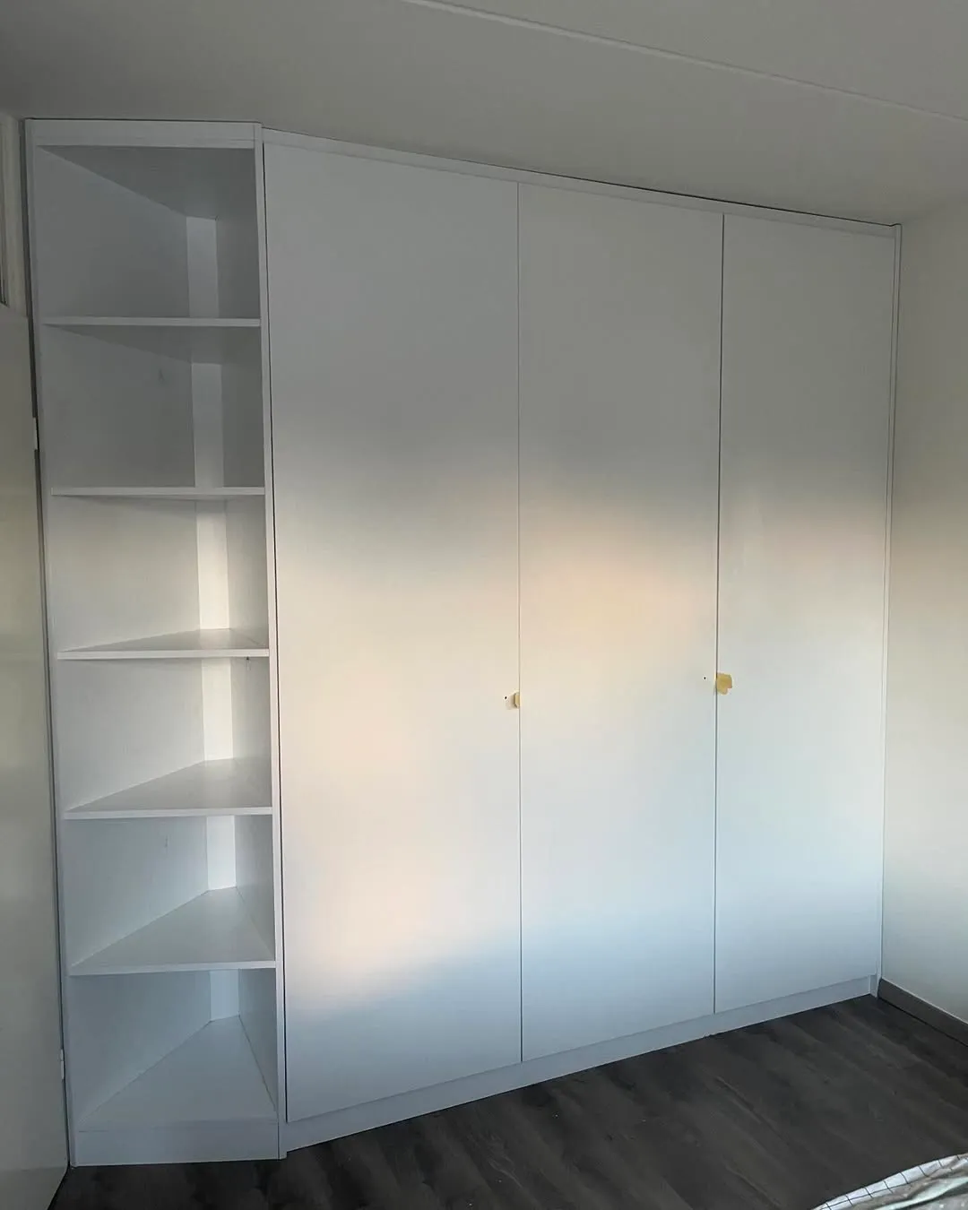 Witte kast op maat met moderne afwerking, maatwerk opbergruimte door SA Meubels Harderwijk