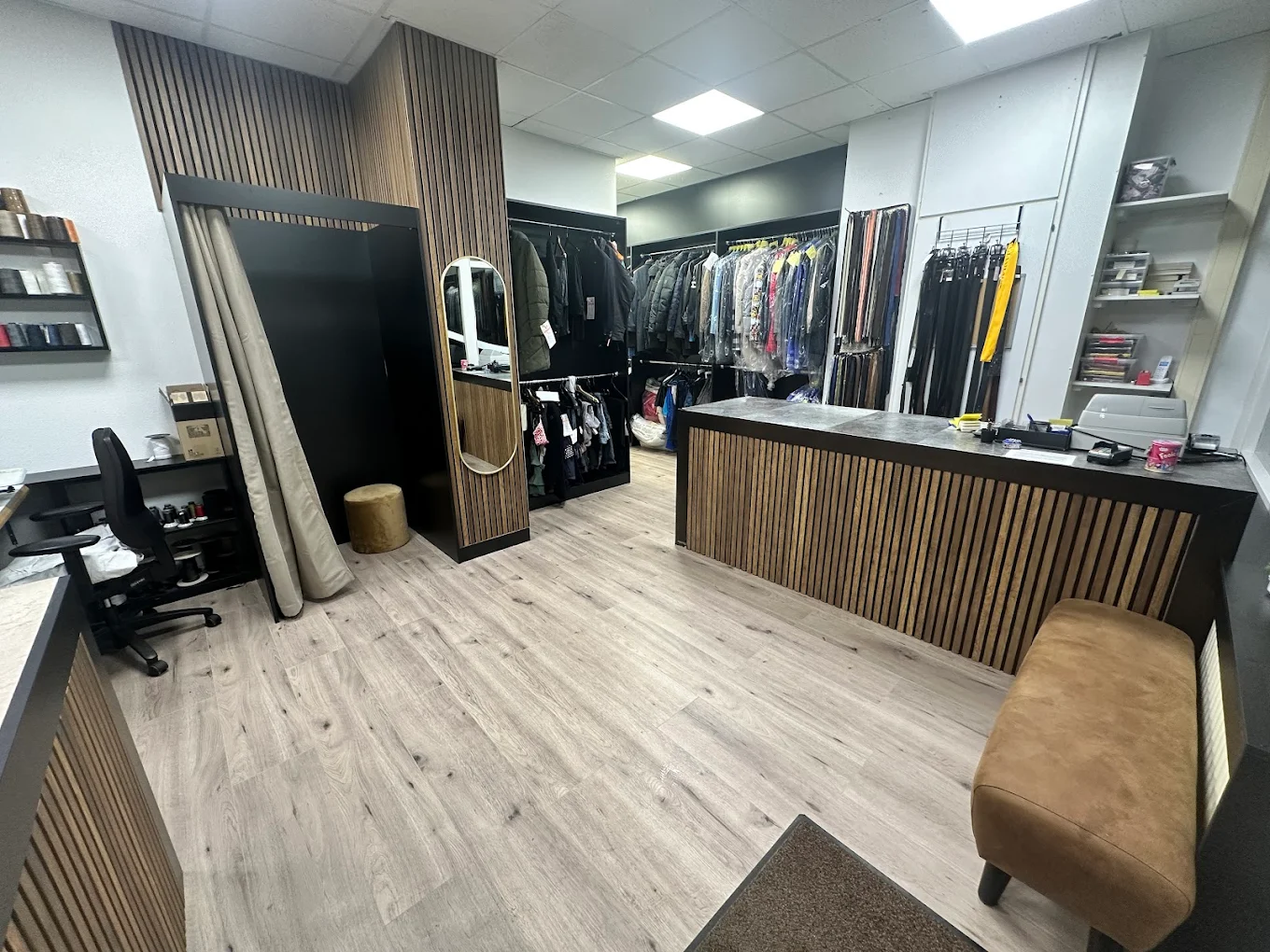 Wandbedekking met houten lamellen en tafel op maat in moderne ruimte, maatwerk interieur door SA Meubels Harderwijk