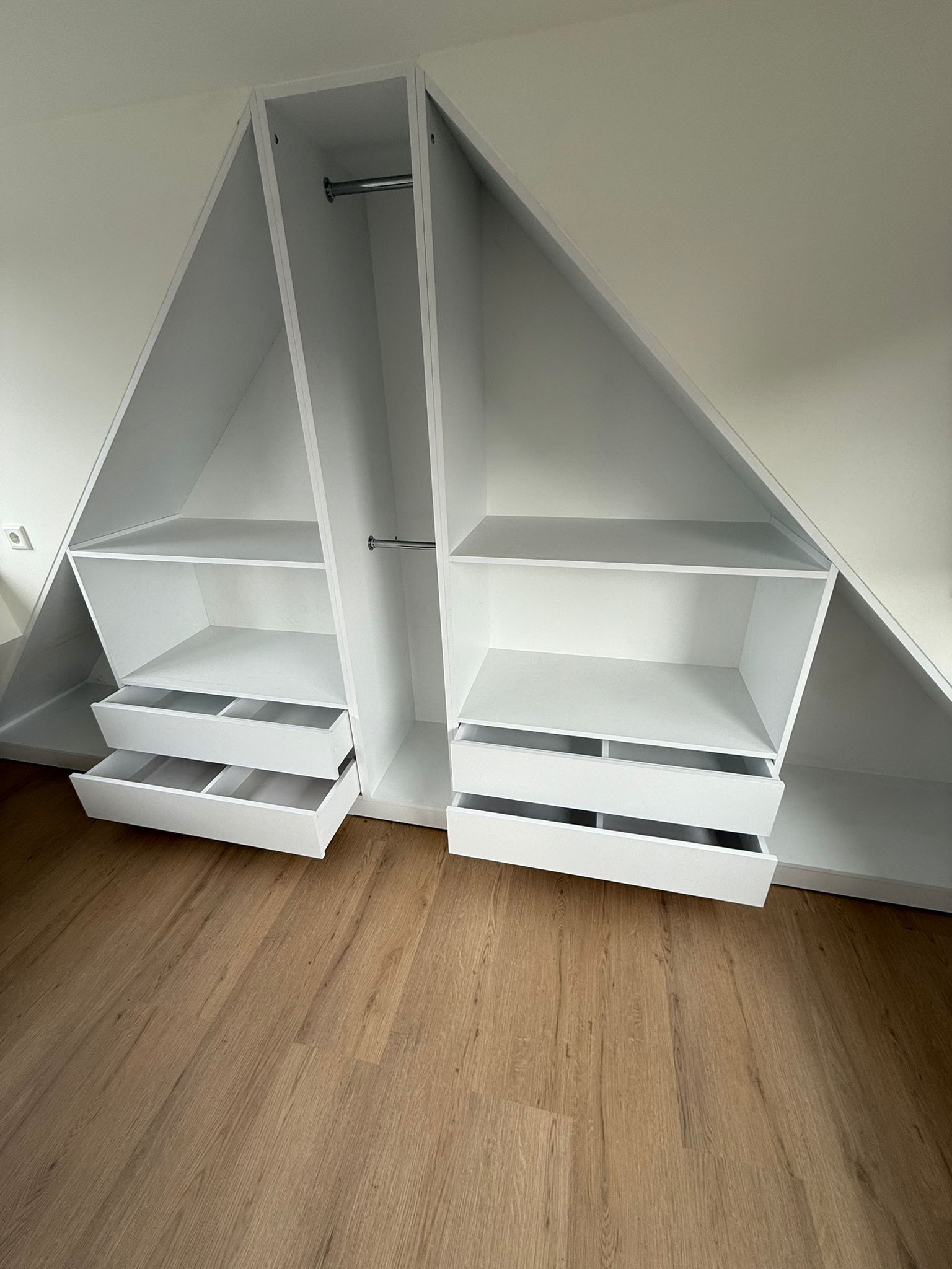 Moderne schuine kast met open vakken in wit.