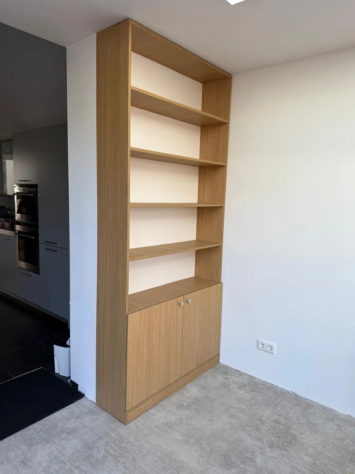Kast met open planken in lichte houtkleur
