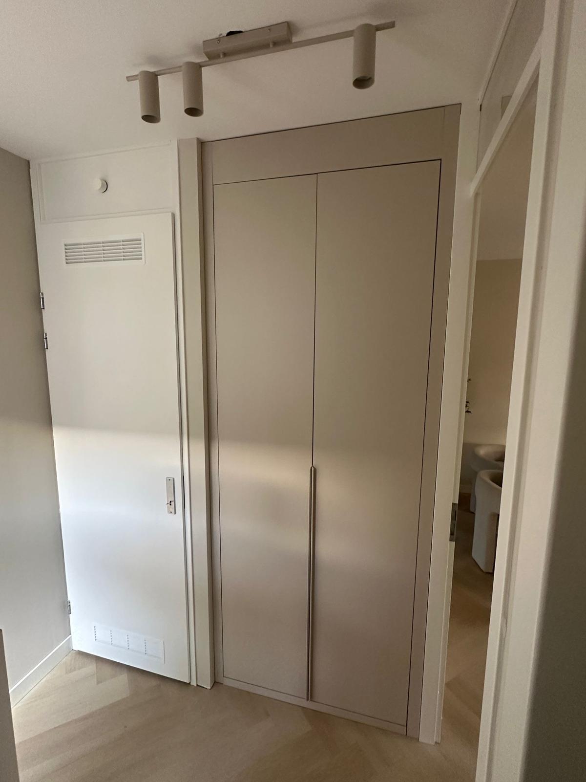 Inbouwkledingkast geïntegreerd in muur