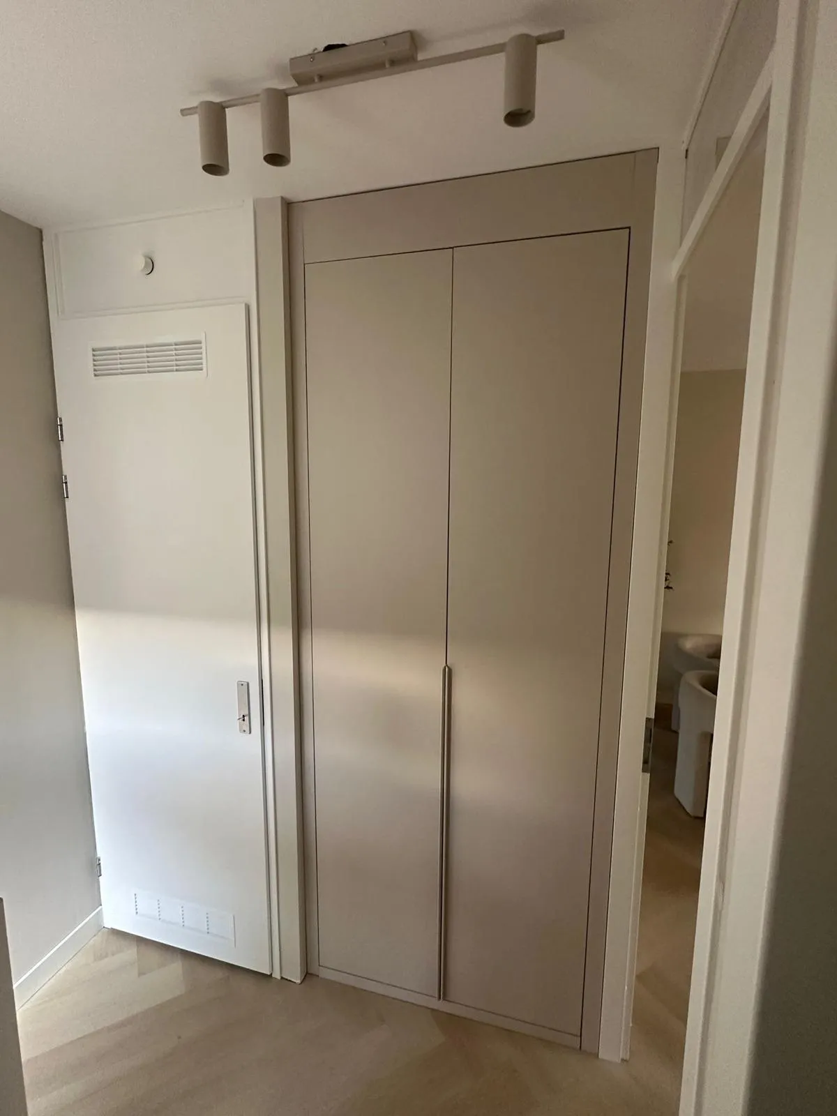 Inbouwkledingkast geïntegreerd in muur